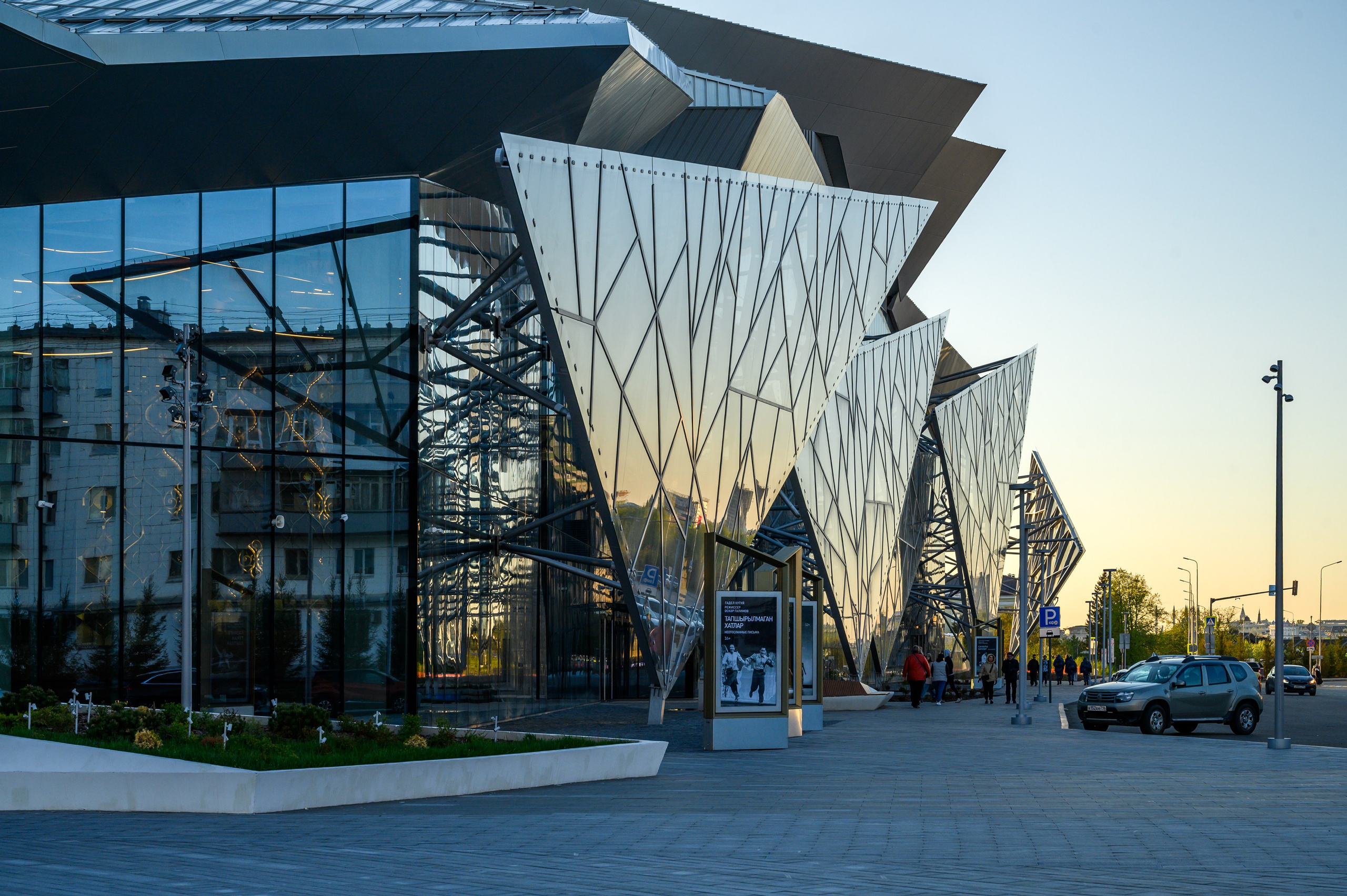 Театр Камала и отражение неба в стеклянных панелях