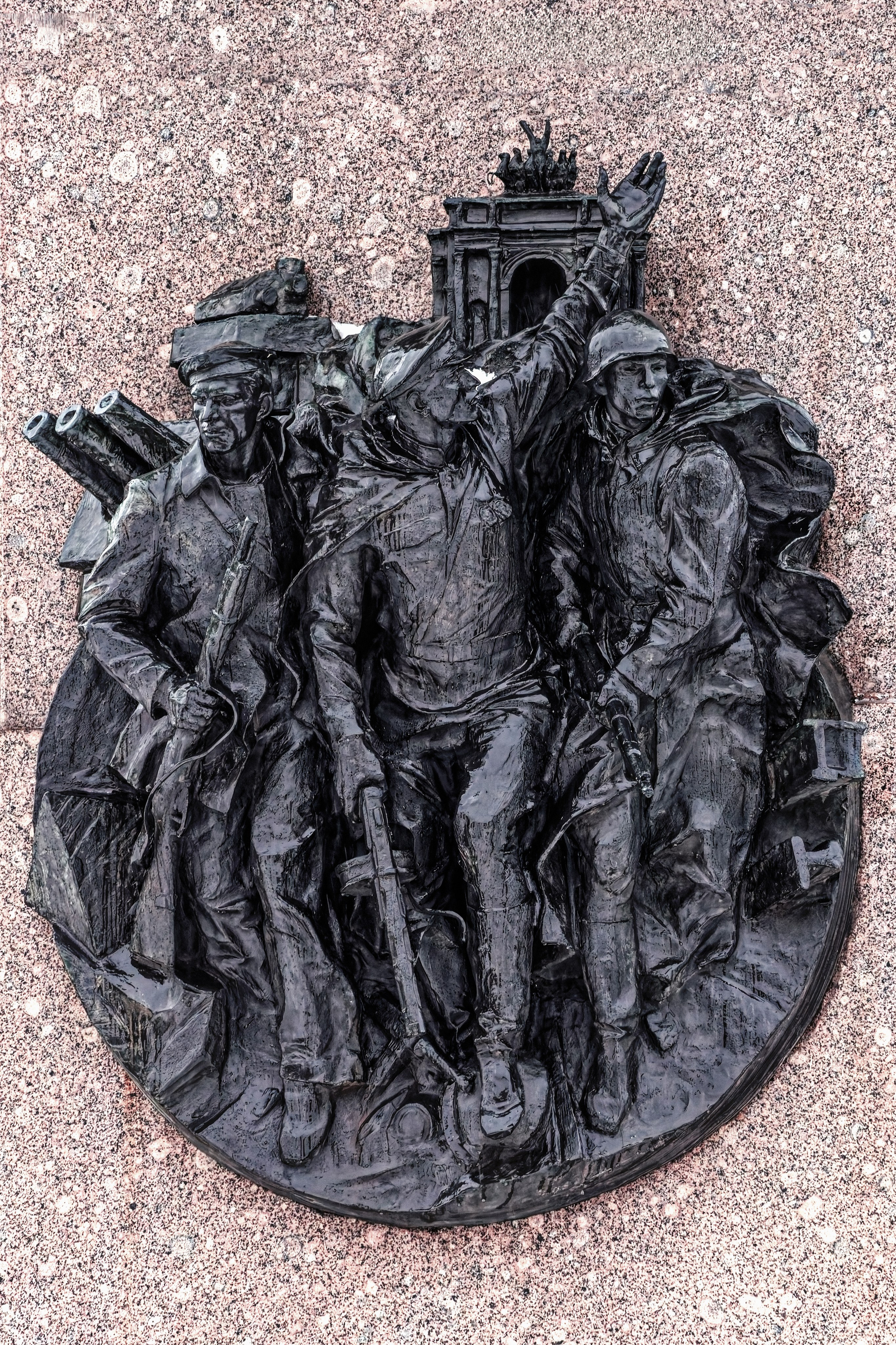 Горельеф «Атака», 1985 год. Скульптор Альберт Серафимович Чаркин. Обелиск «Городу‑Герою Ленинграду». Санкт-Петербург, площадь Восстания.
