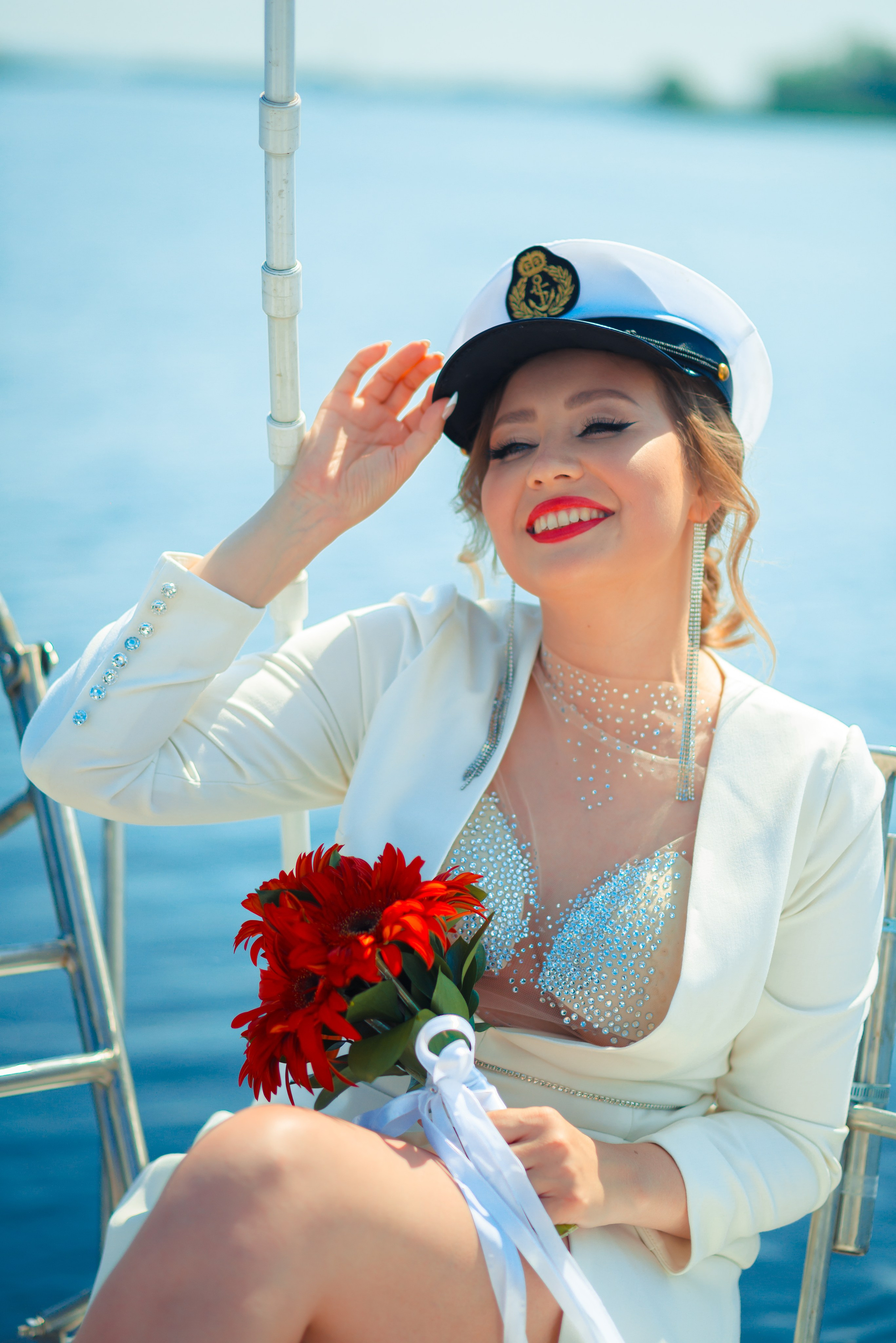 Красивая невеста из Зеленодольска на яхте в капитанской кепи