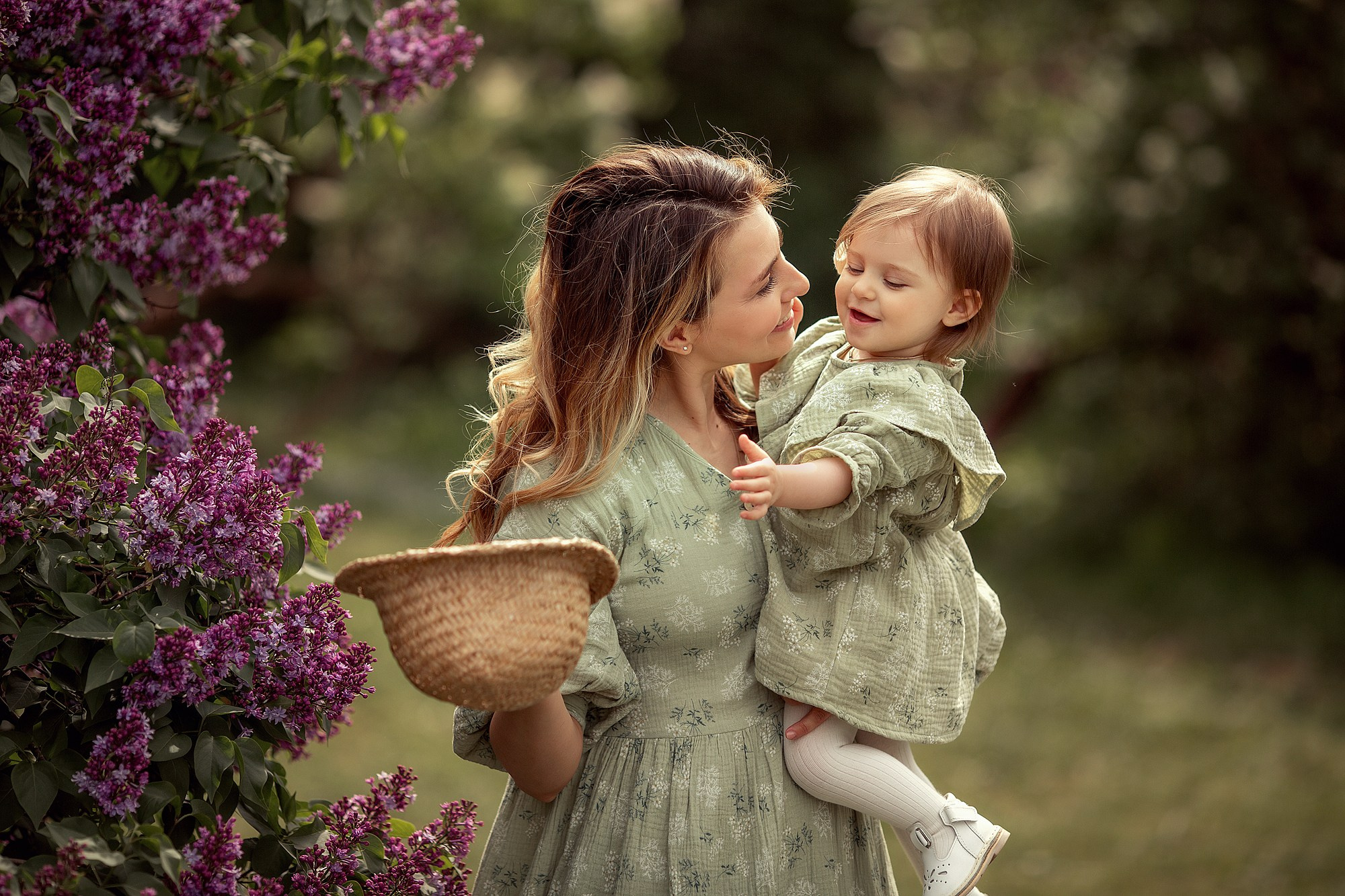 Красивейшая семейная история в цветущей сирени. Tatyana Nadezhdina Family photographer