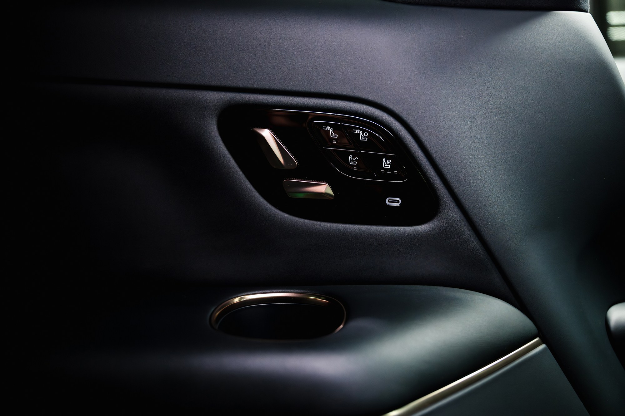 Lynk & Co 900 Ultra 2,0hyb 4WD AT (734 л. с.). Автосалон «Х-Авто»