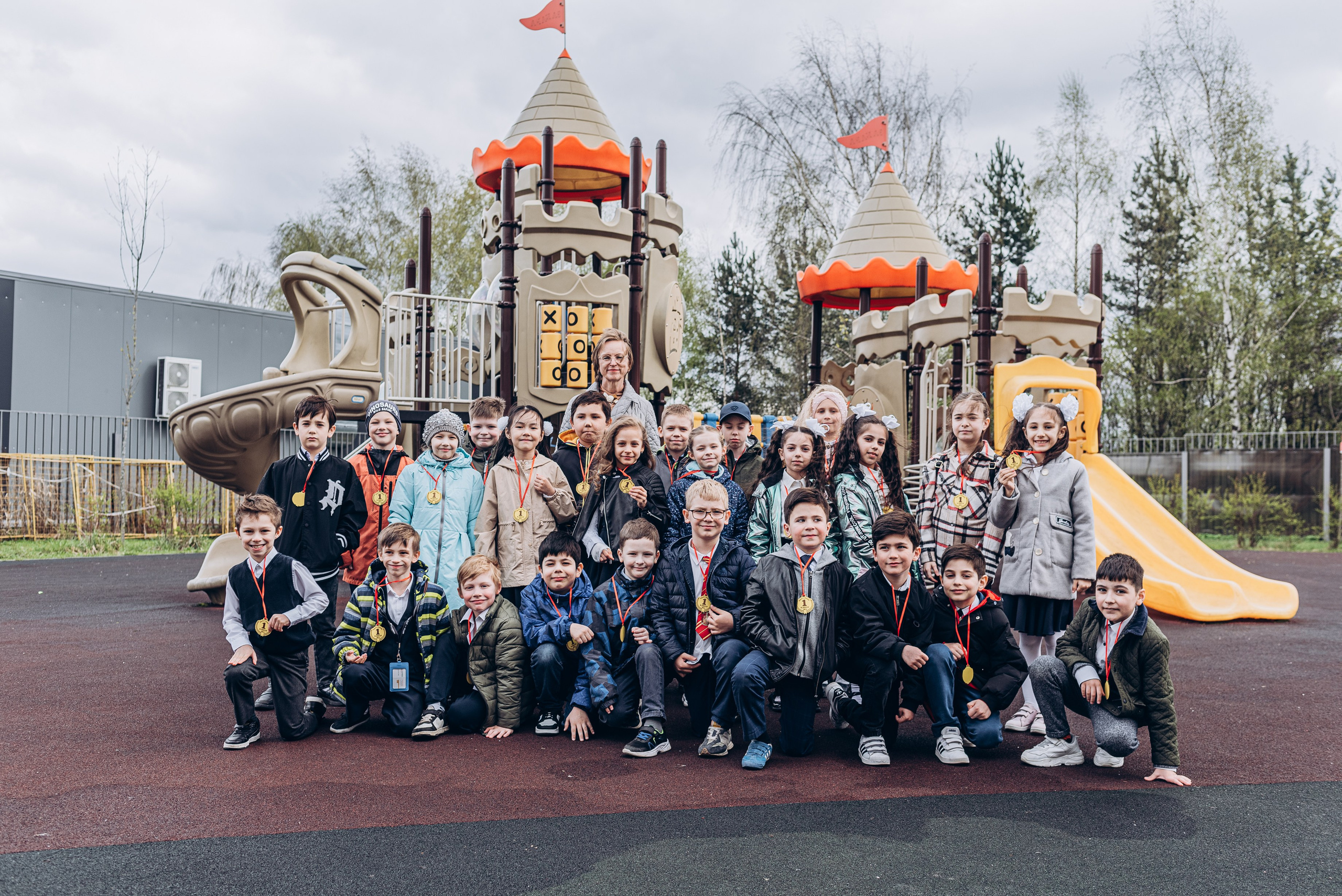 Выпускной альбом 1 класса — фотосессия в школе, деликатная ретушь и дизайн в Москве. MILATE — выпускные альбомы, фотосессии и видео в Москве