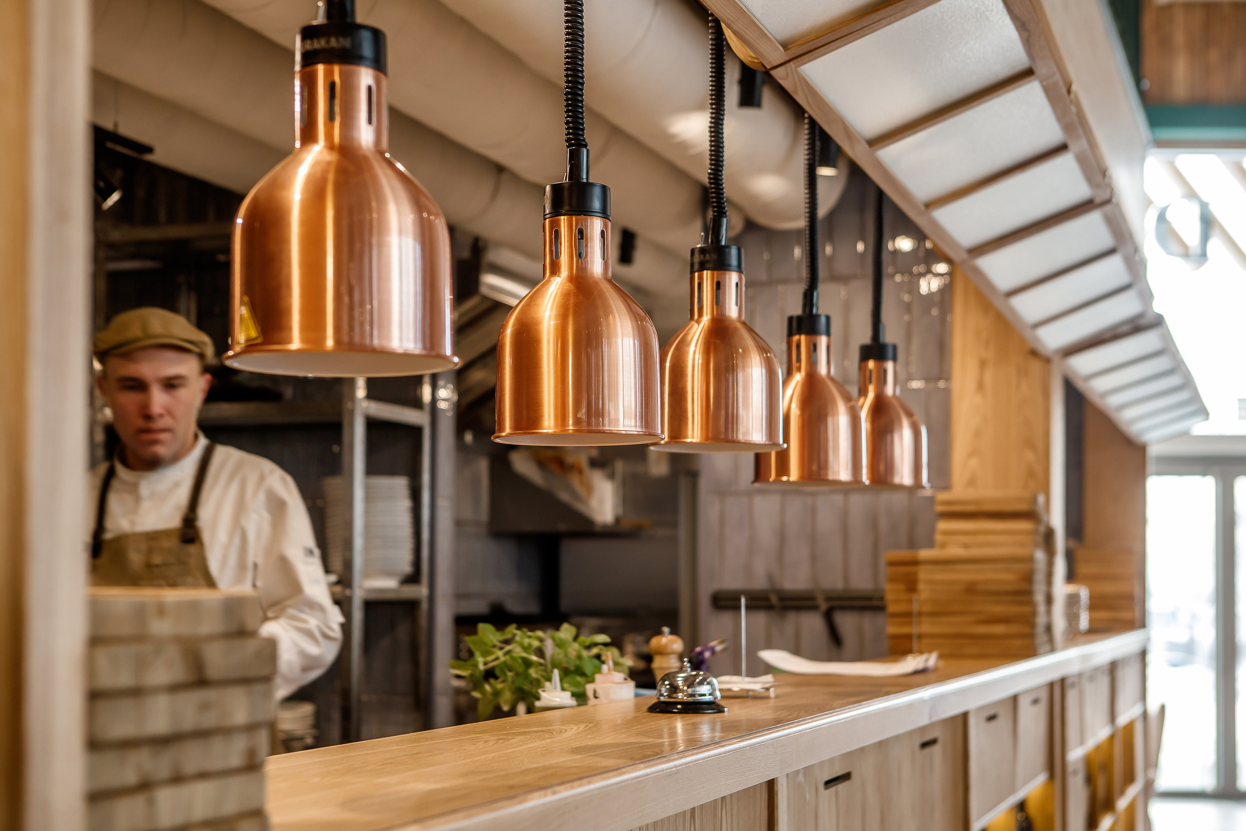 Детали интерьера ресторана: светильники и текстуры