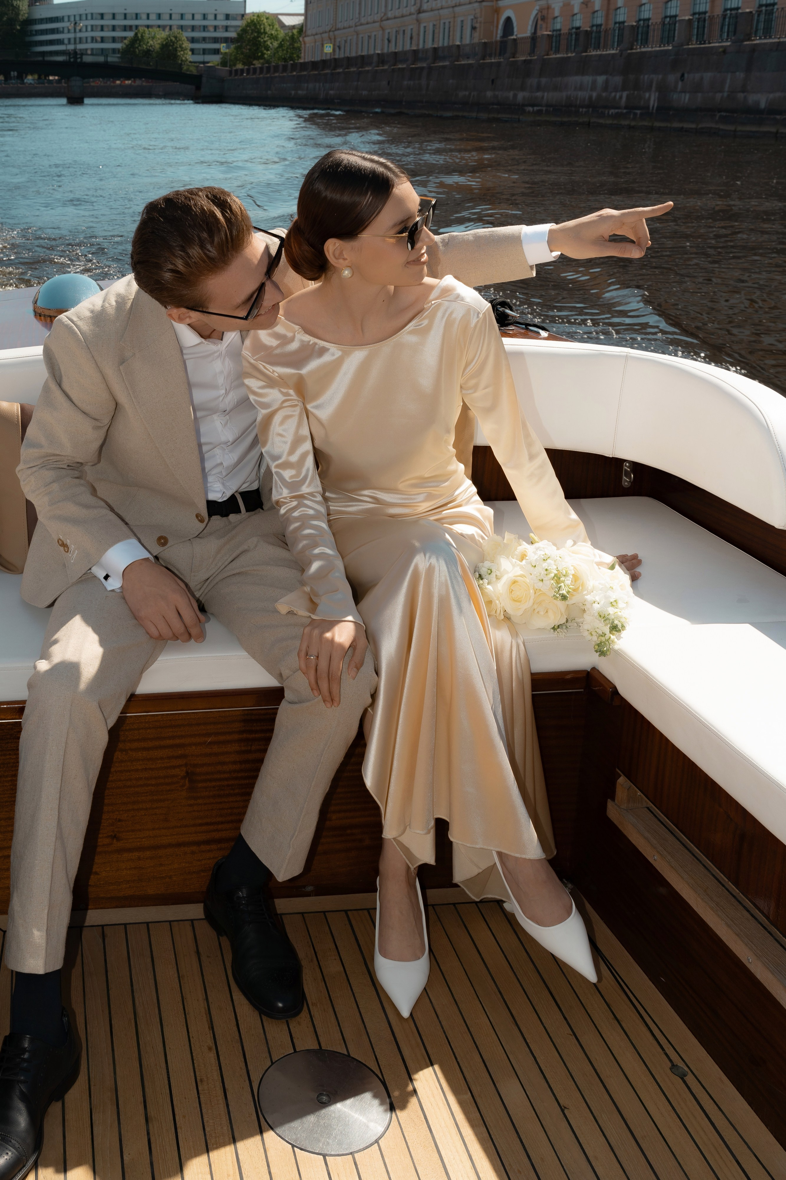 Прогулка по рекам и каналам Петербурга — свадебная фотосессия на катере. Свадебный фотограф Дмитрий Родионов — Санкт-Петербург и Ленинградская область