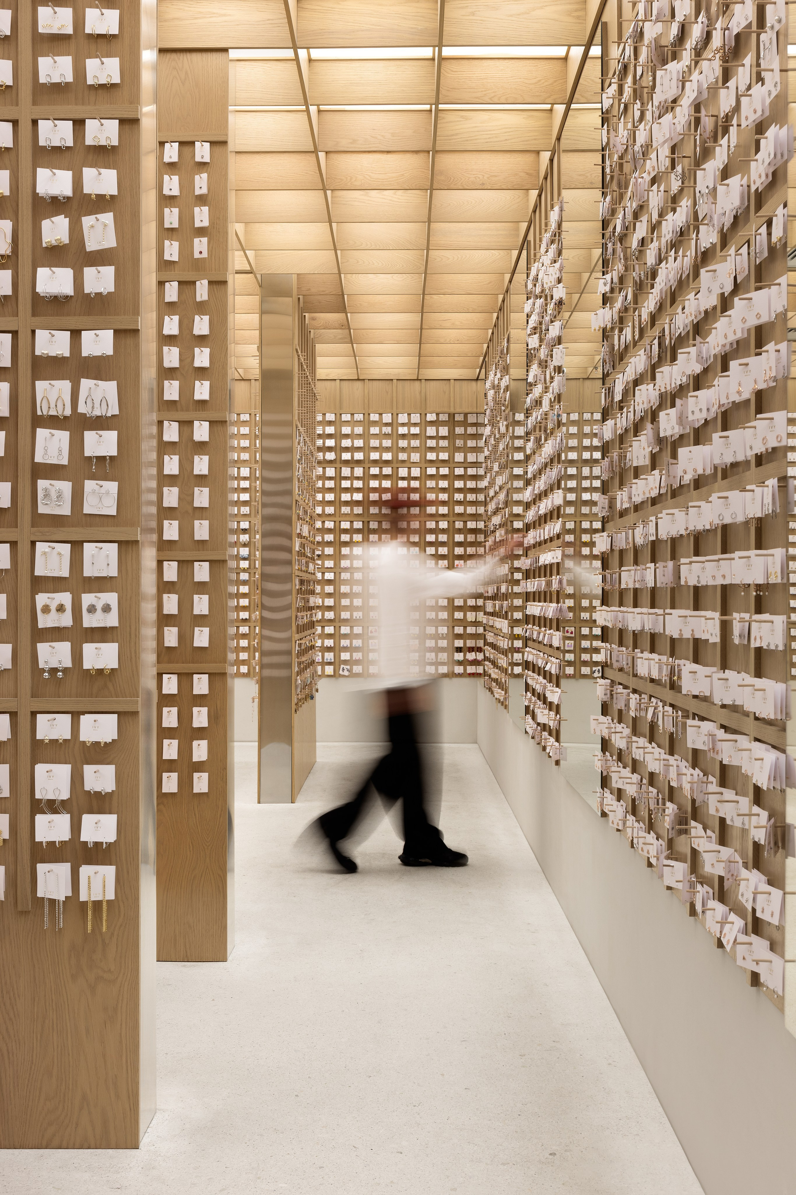 Интерьерная фотосъёмка коммерческого дизайн-проекта магазина бижутерии IVY дизайн студии Volume Studia