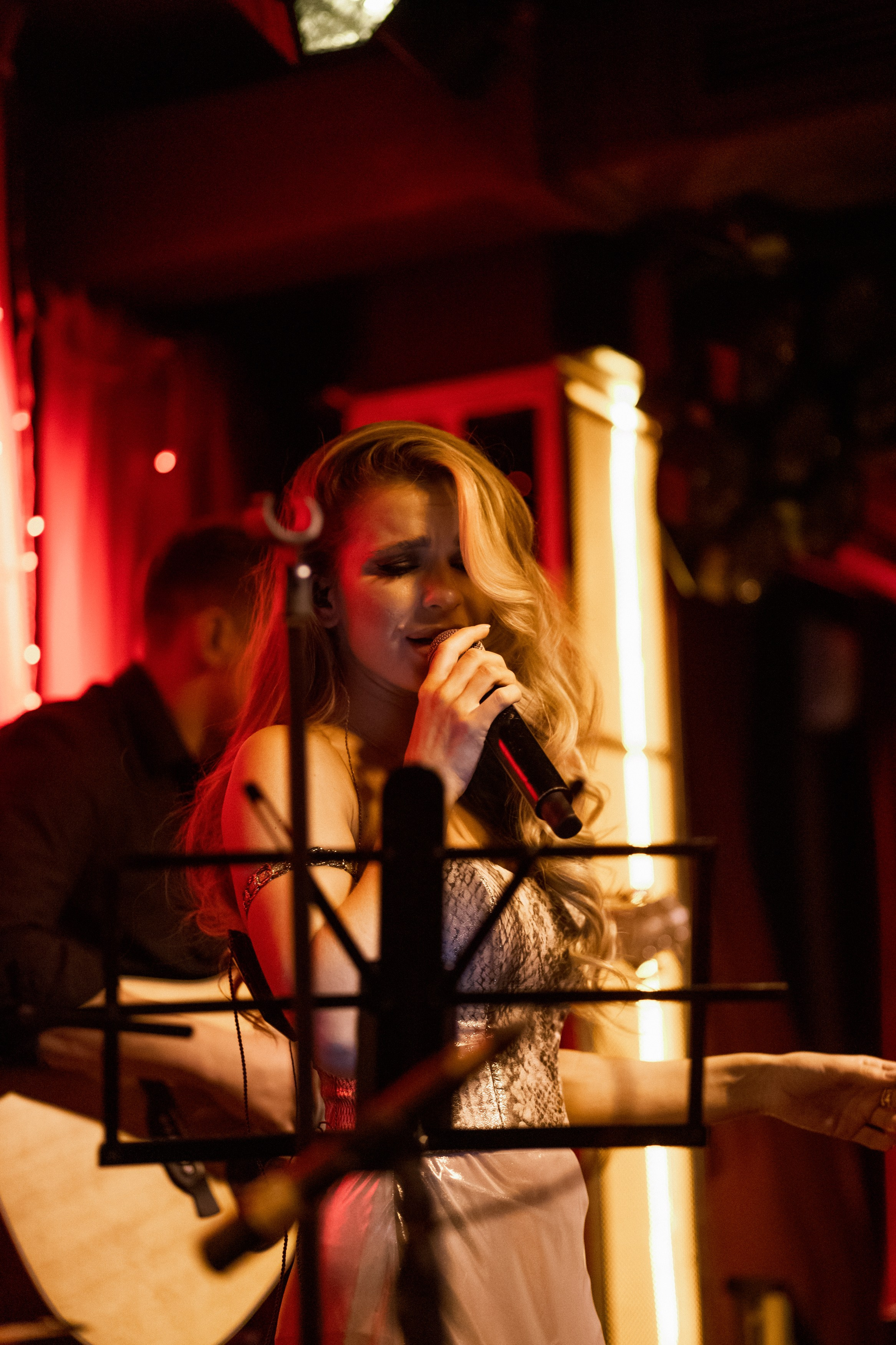 YANA URBAN: сольный концерт в «Анжелика Wineroom». СВОИ. ФОТООТЧЕТЫ-СОБЫТИЯ-МЕСТА