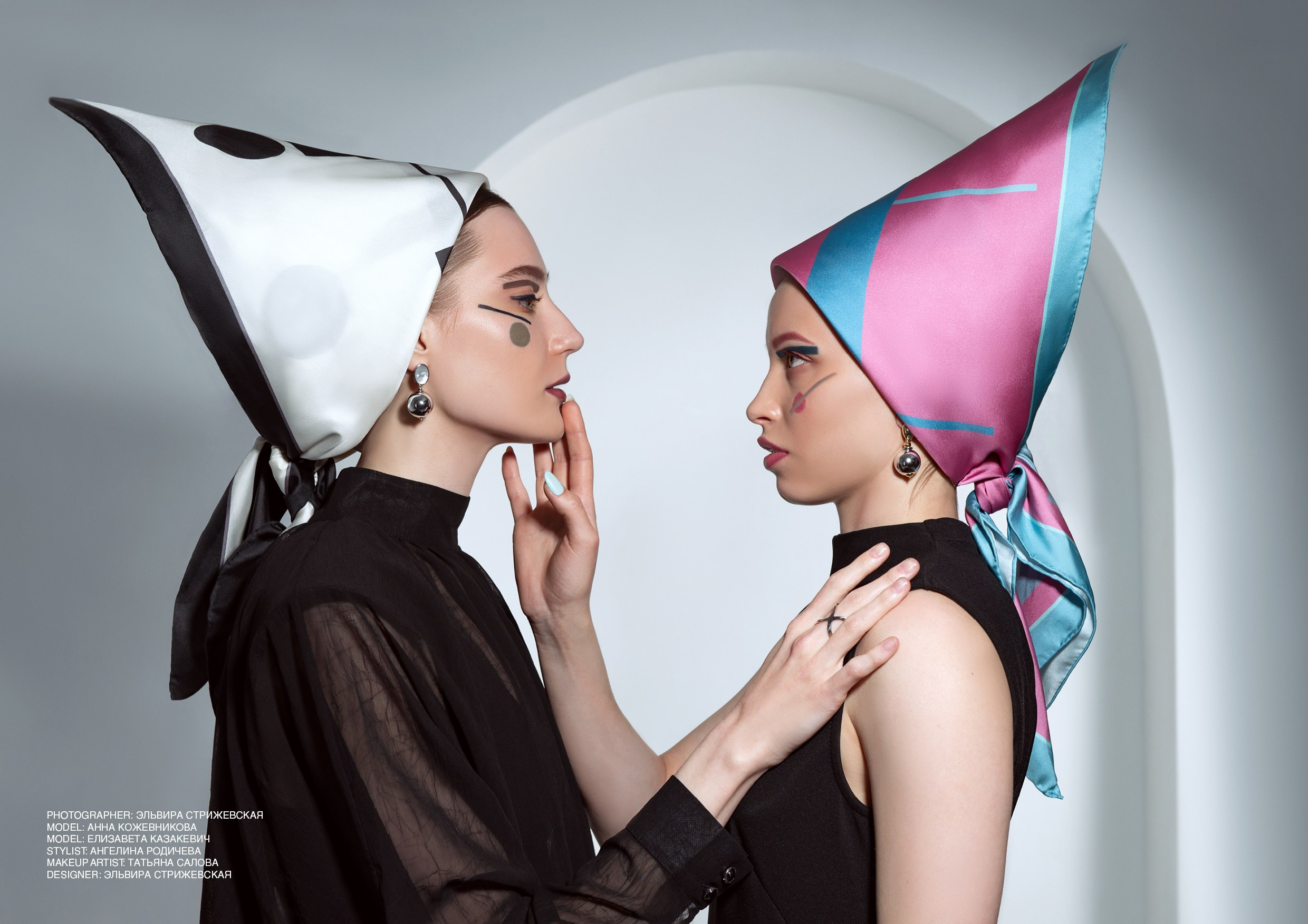 Необычное фото двух моделей в шелковых платках на странице модного журнала Kamerger magazine