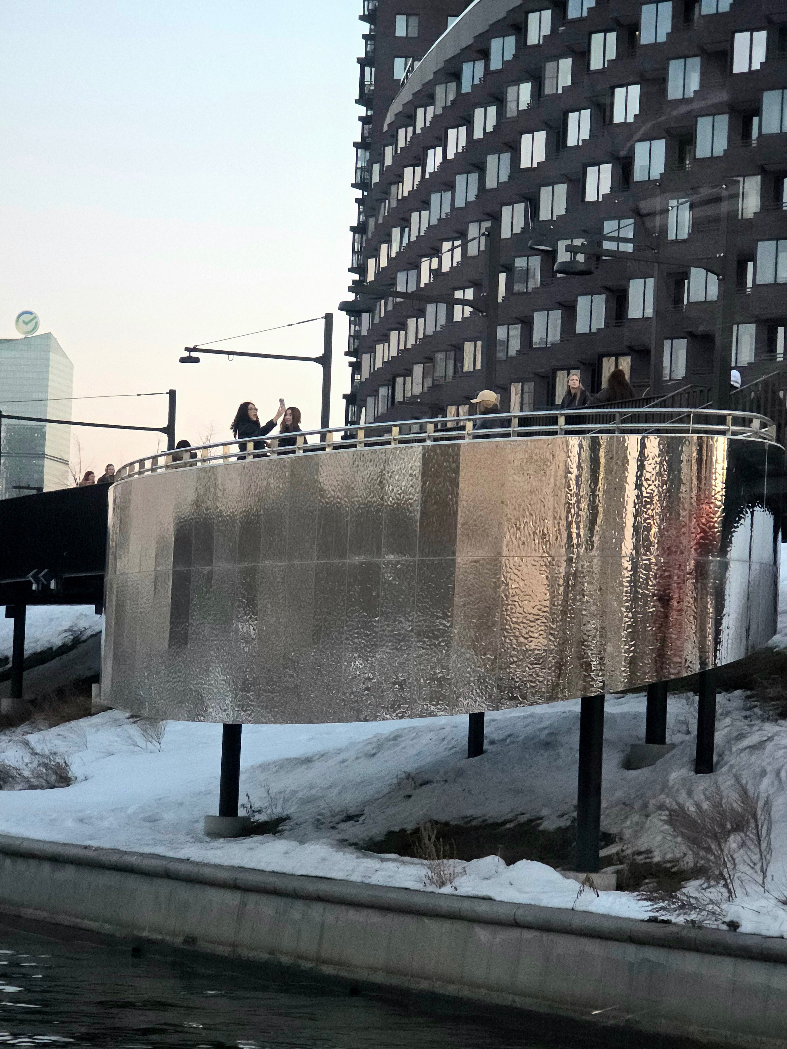 Еще немного - и вся набережная в этом районе из пром зоны станет зоной отдыха