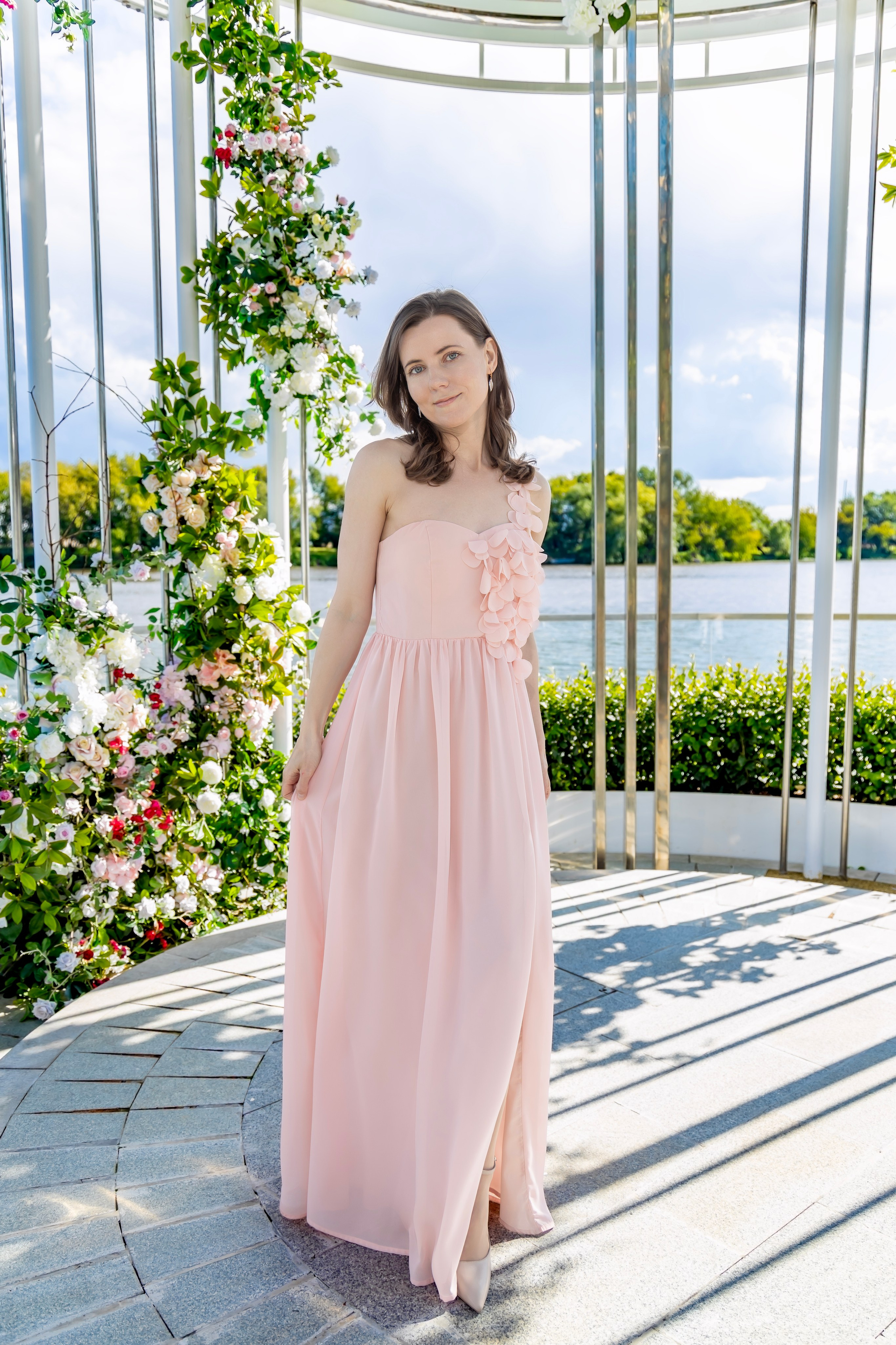 Фотосессия на новой набережной Коломенского: нежность, цветы и вдохновение. Репортажный, семейный и студийный фотограф в Москве Демин Алексей