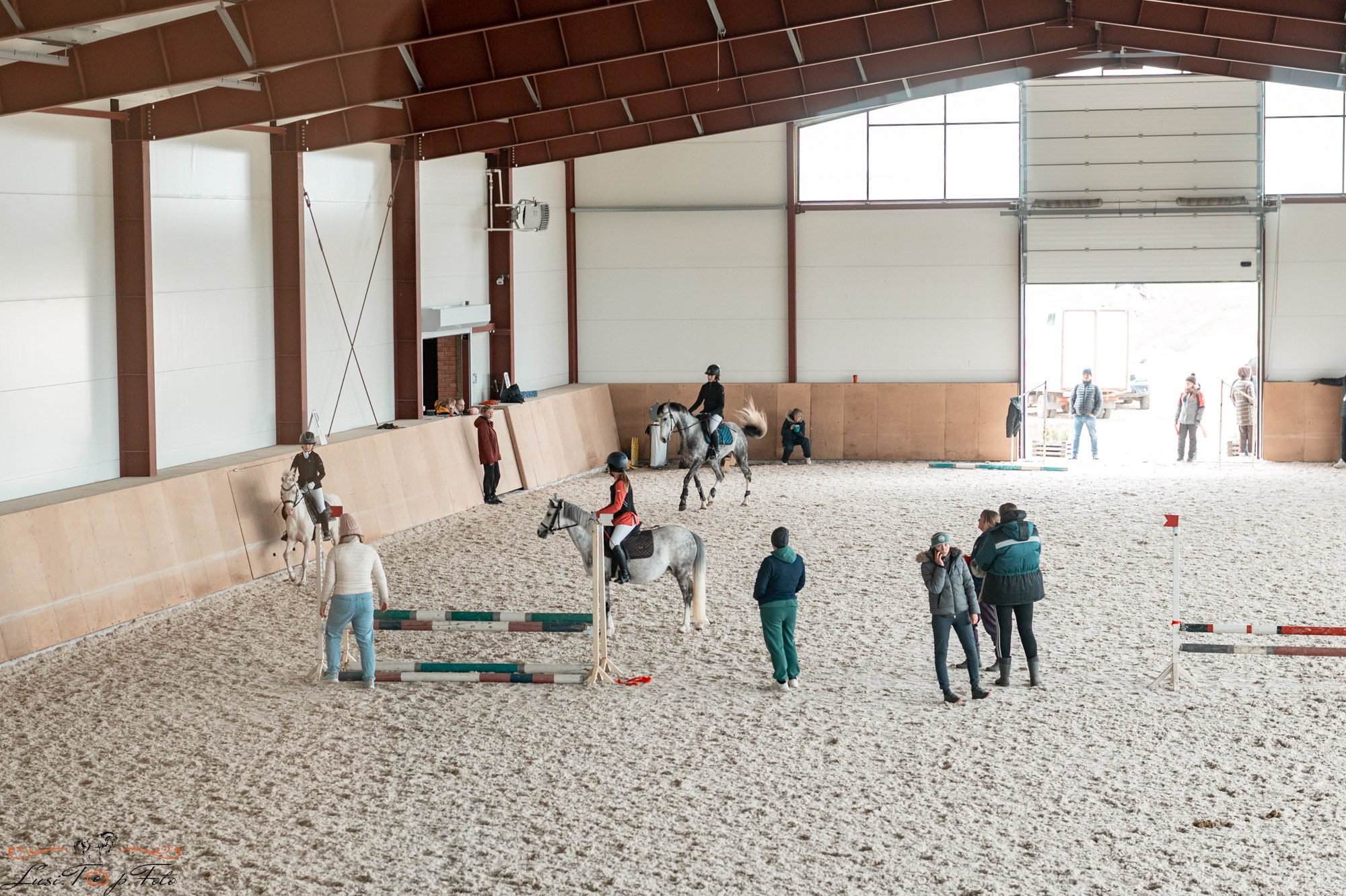 Кубок Победы конного Клуба EQUIPARK по конкуру. Конный и фотограф с животными в Твери Топталова Люся