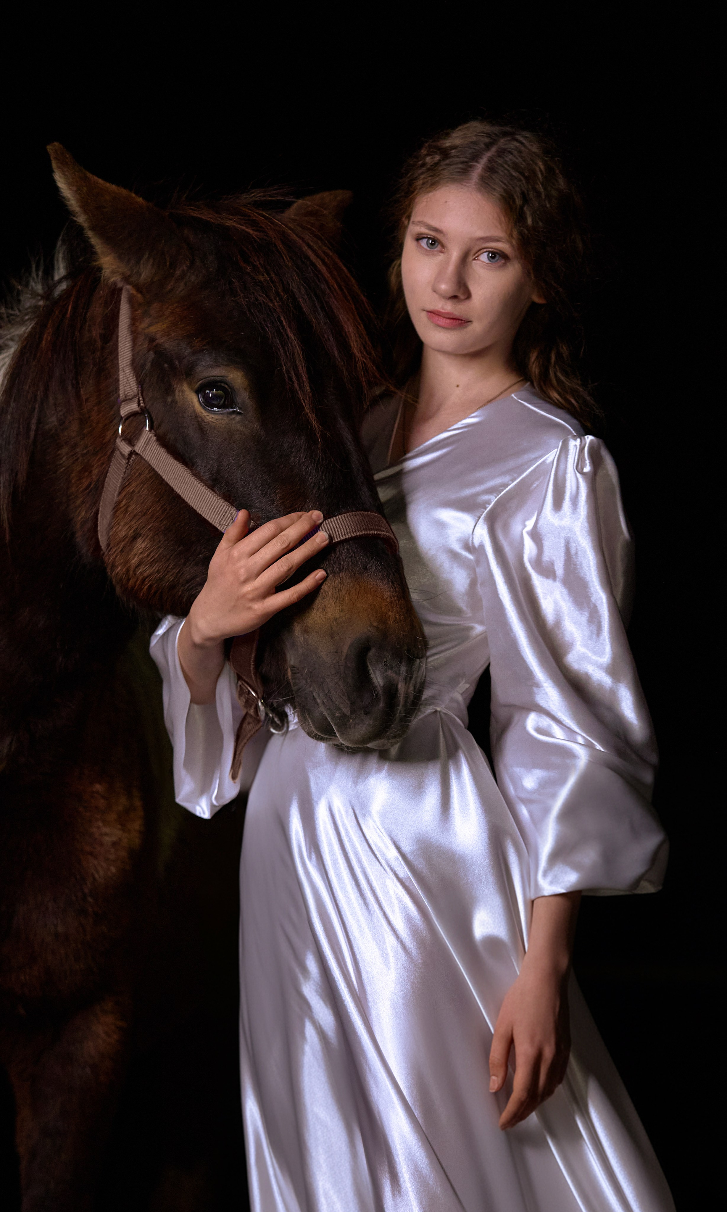 портрет девушки с лошадью ночью