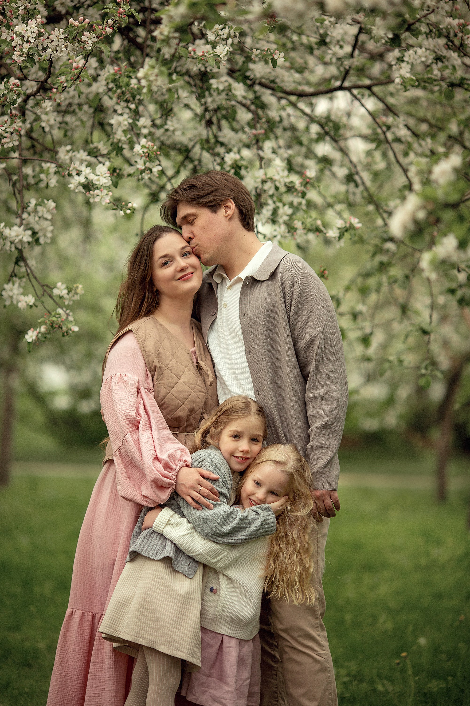 Искренняя семейная фотоистория в цветущем саду. Tatyana Nadezhdina Family photographer