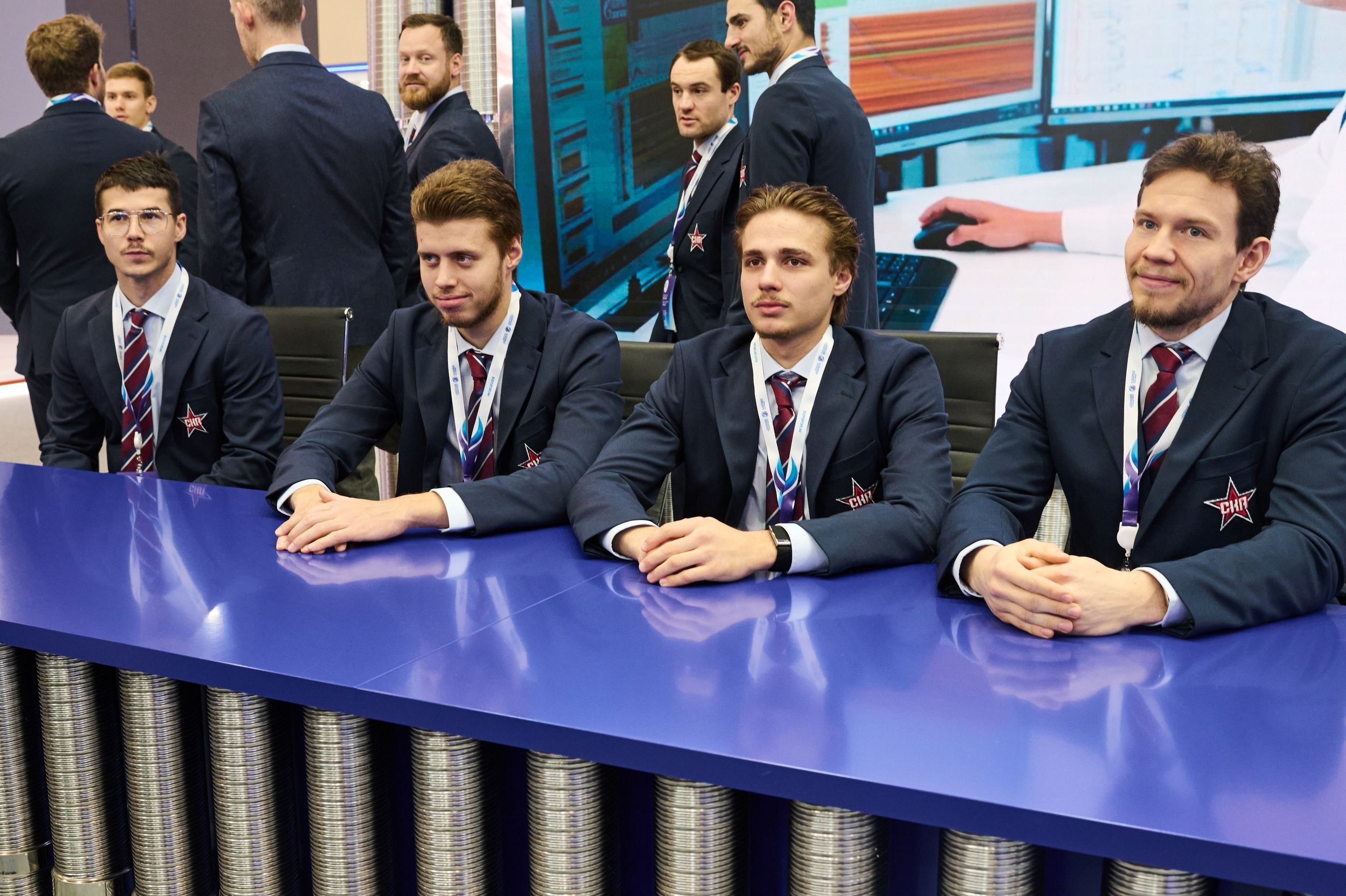 Групповой портрет игроков команды СКА на Петербургском международном газовом форуме 2025 в Экспофоруме