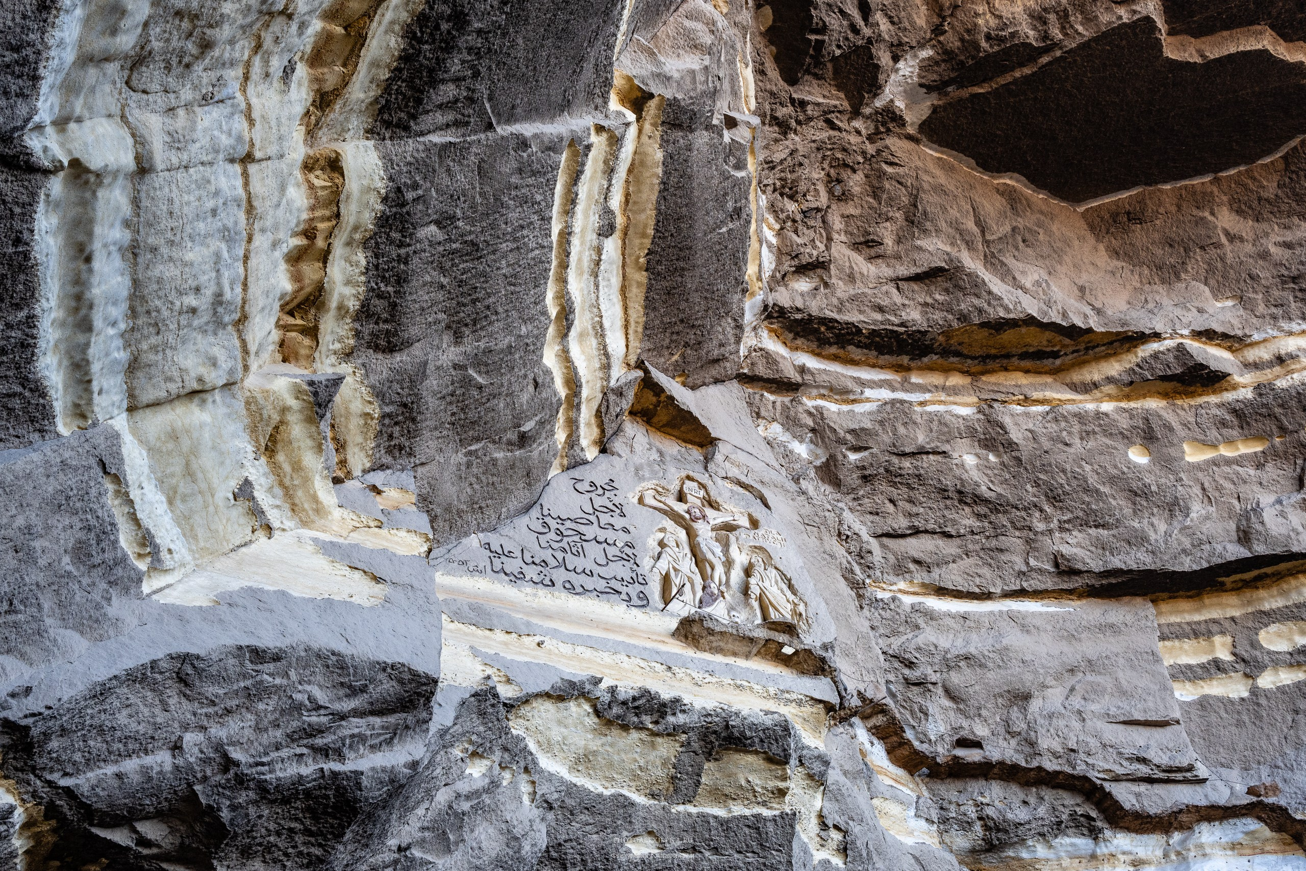 Пещерный монастырь и город мусорщиков. Авторские стильные фотокартины