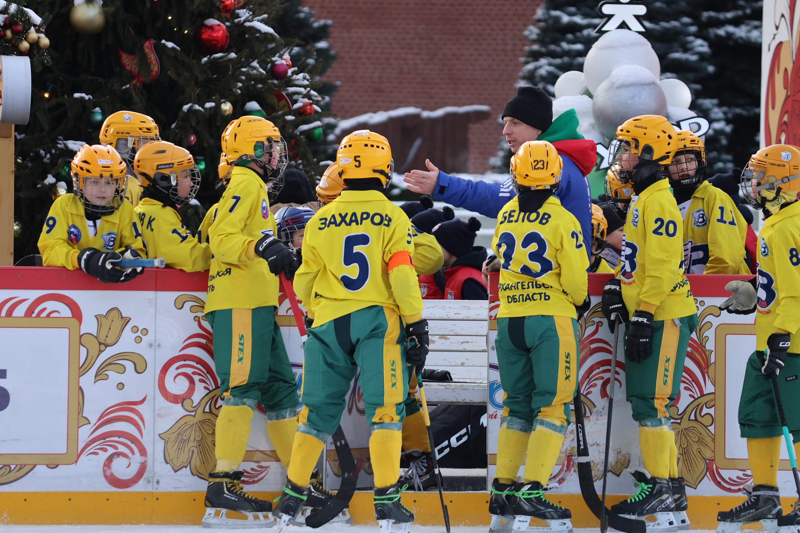 Рекомендации тренера перед вторым таймом игры по хоккею с мячом на Красной площади