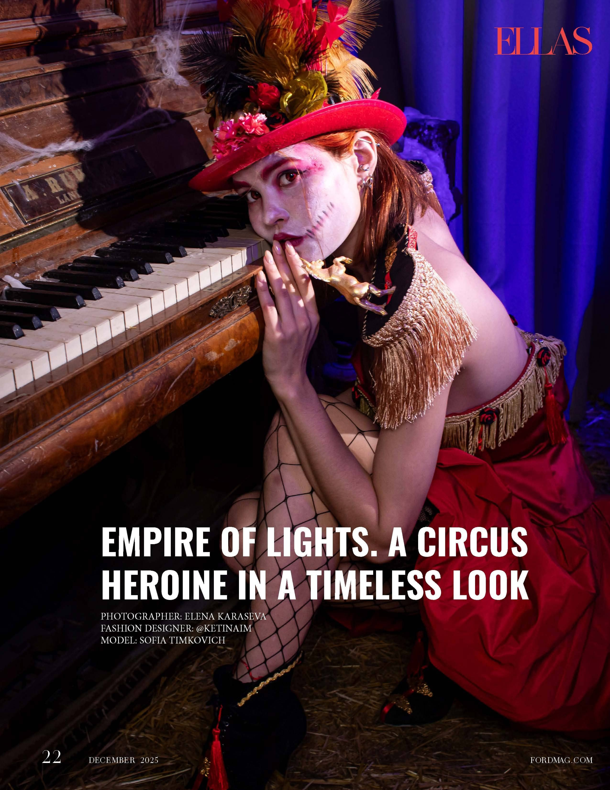 Модель в сценическом образе с перьями, шоу-показ, фешен-съёмка, Москва