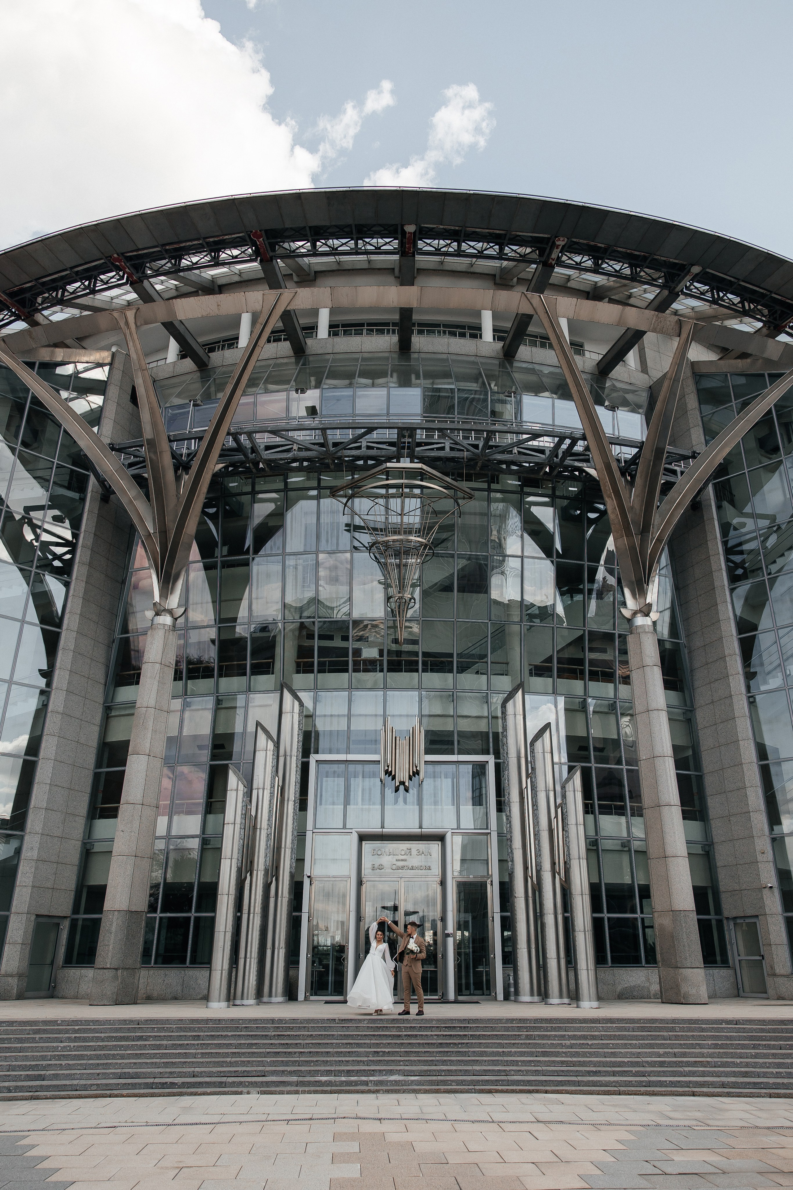 Свадебная фотосессия у Дома Музыки. Свадебный фотограф в Москве Дарья Олендарёва
