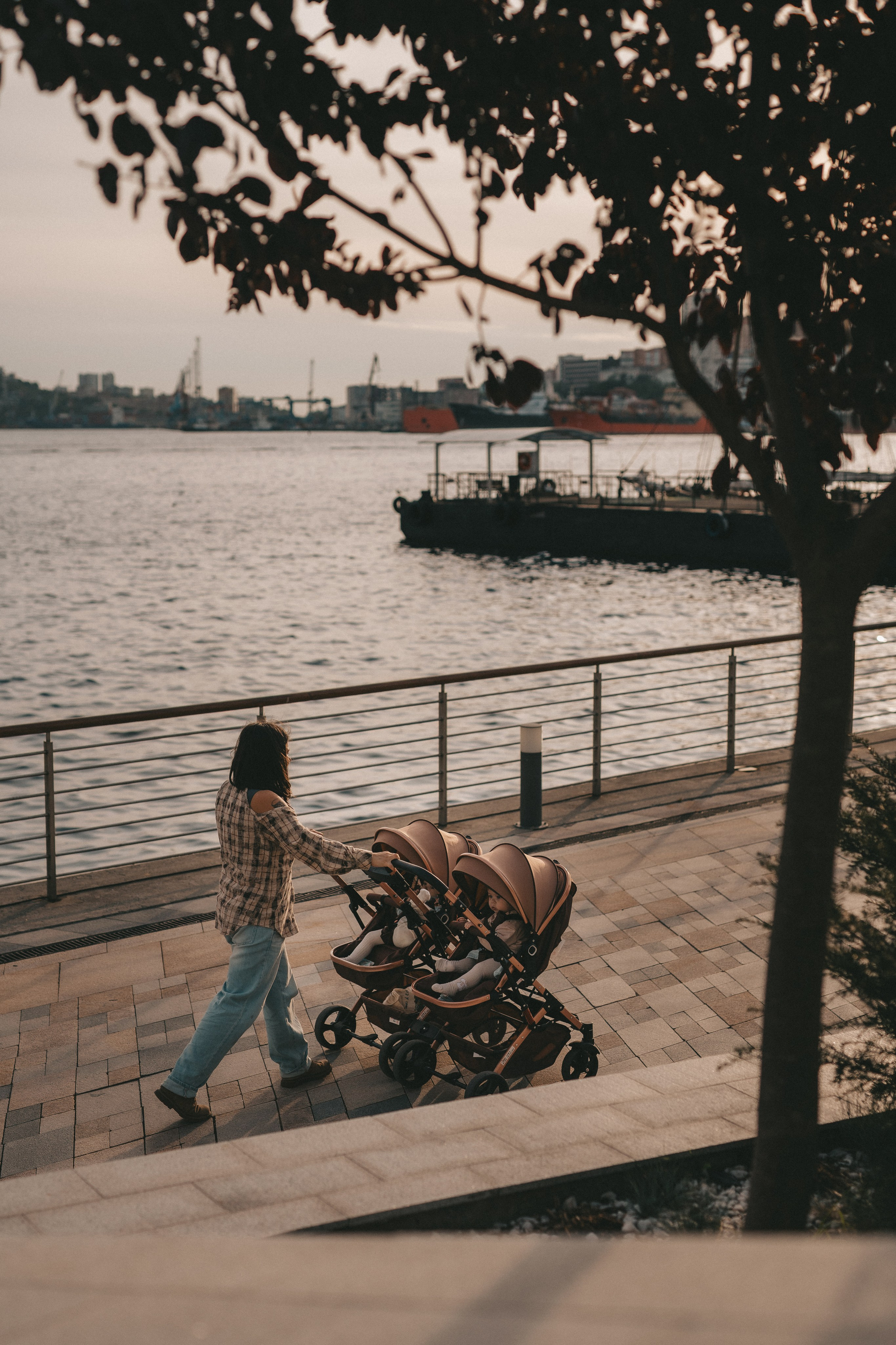 Мама с коляской для двойни фото