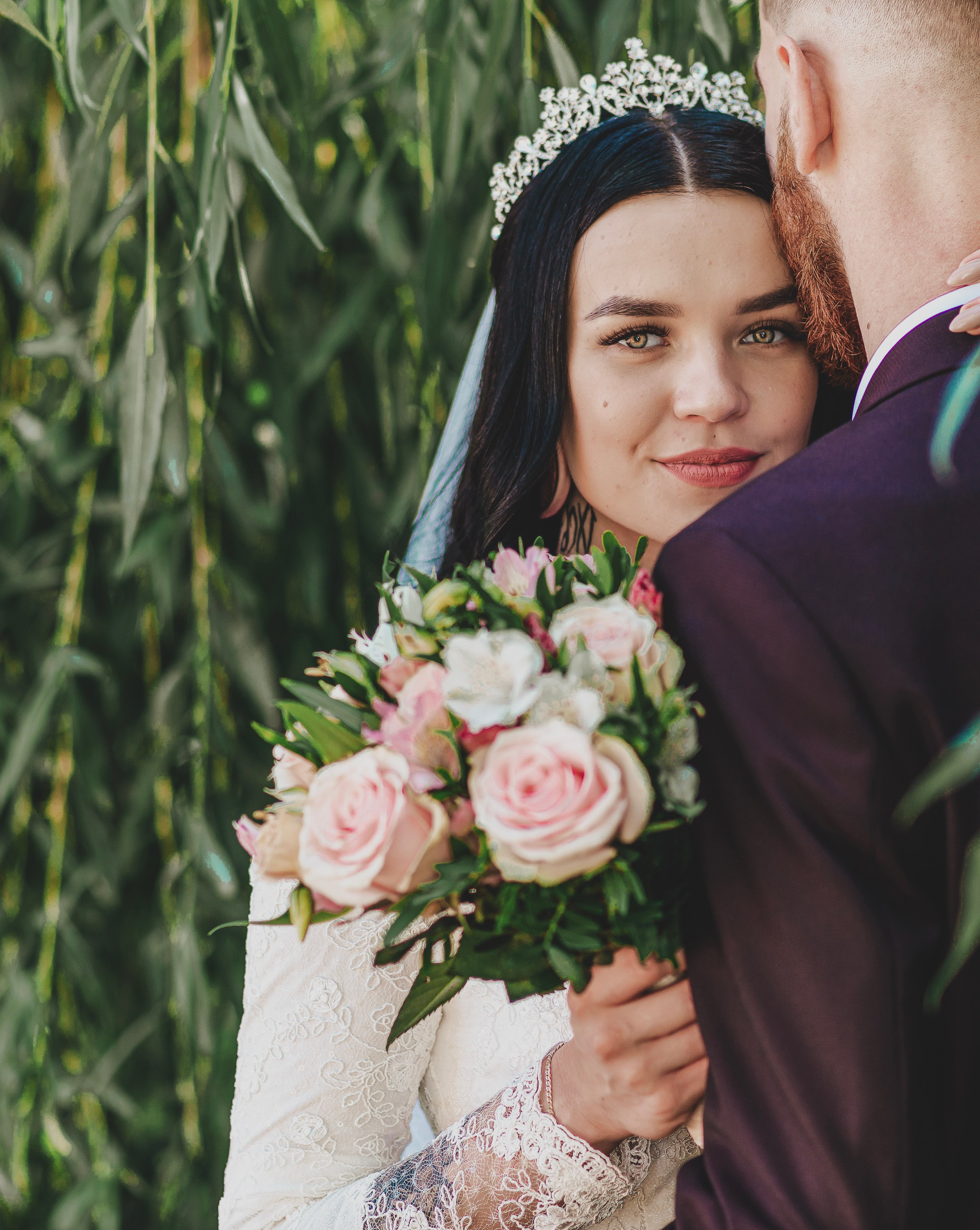 Стильное фото невесты с букетом цветов в Раифе