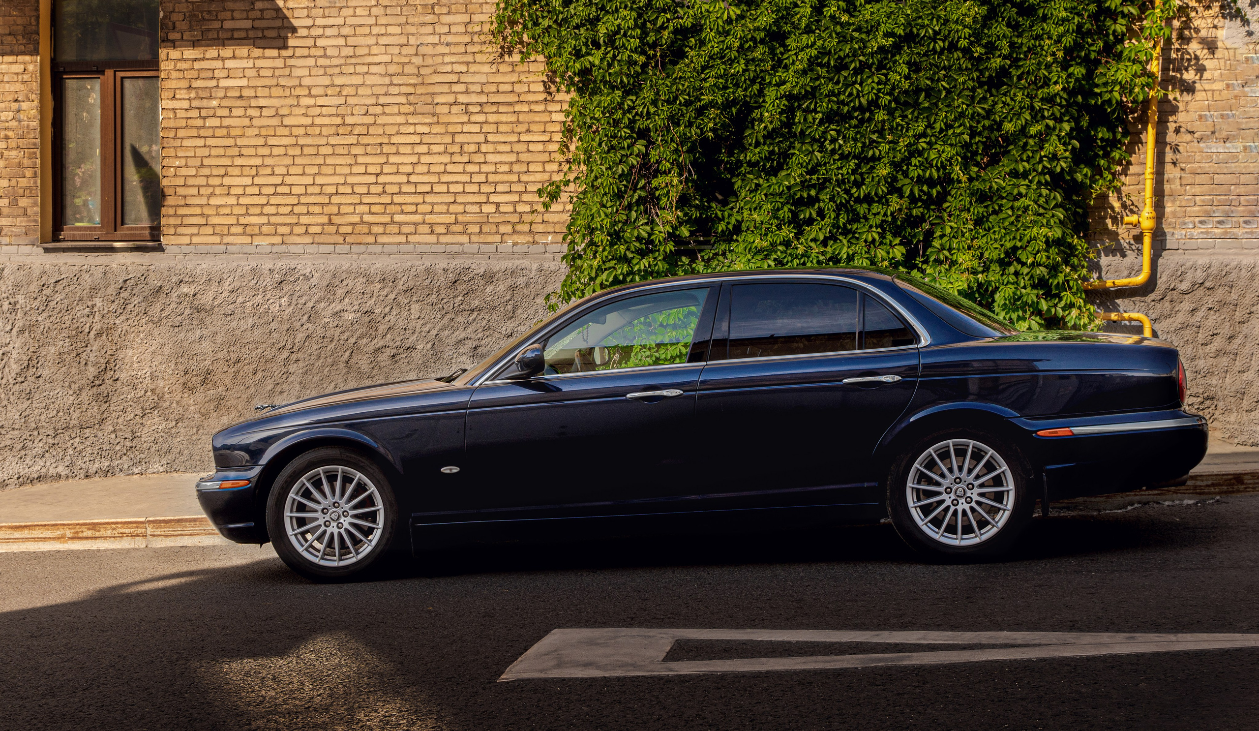 Фотосъемка машины в Москве возле дома с Атлантами. Жуков Илья свадебный фотограф в Москве