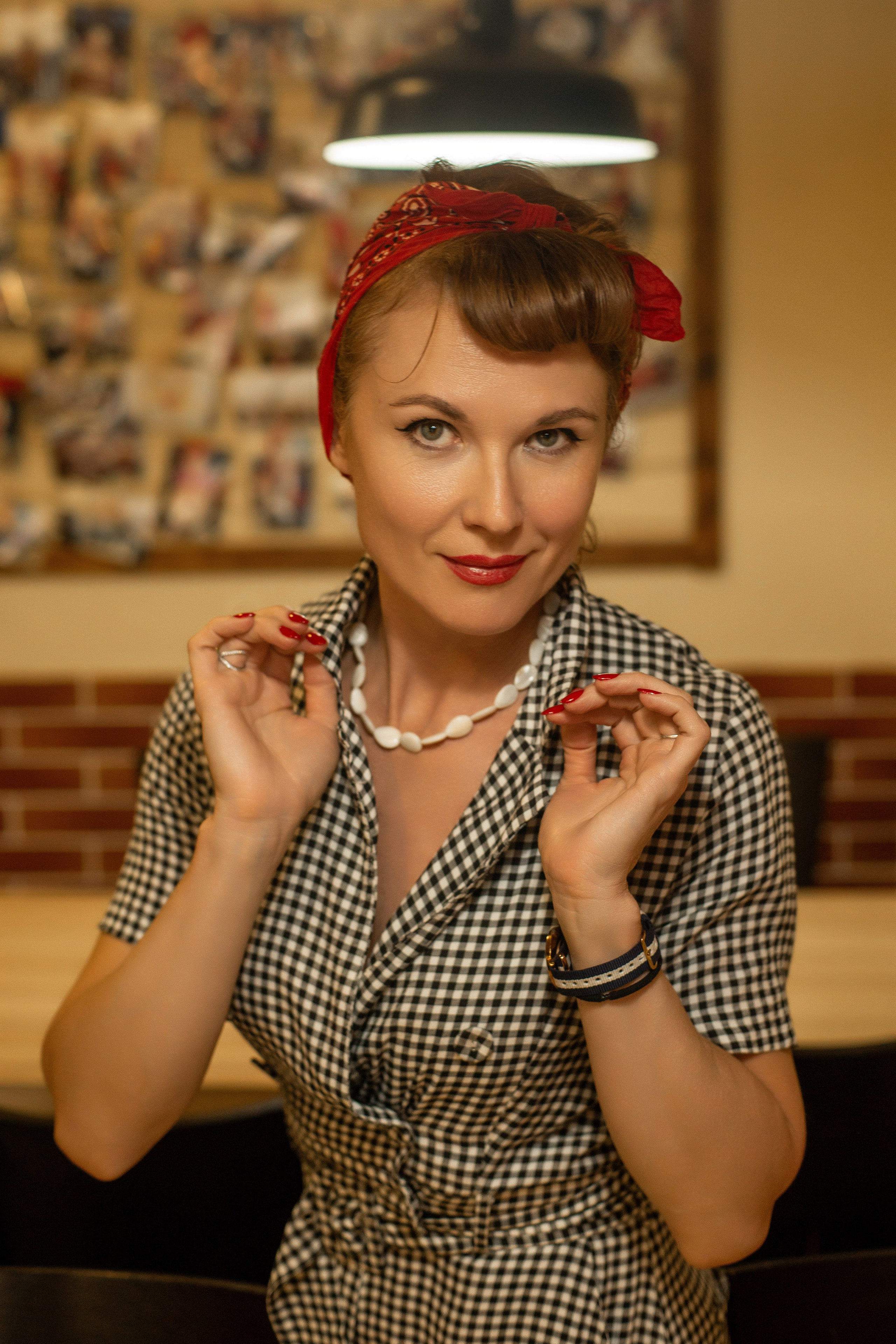 Декор и фоны: Для пинап фотосессий часто выбирают яркие и красочные декорации, винтажную мебель, старинные автомобили или интерьеры, чтобы создать атмосферу 50-60х годов. Автор фотограф: Додров. Ph: dodrov.