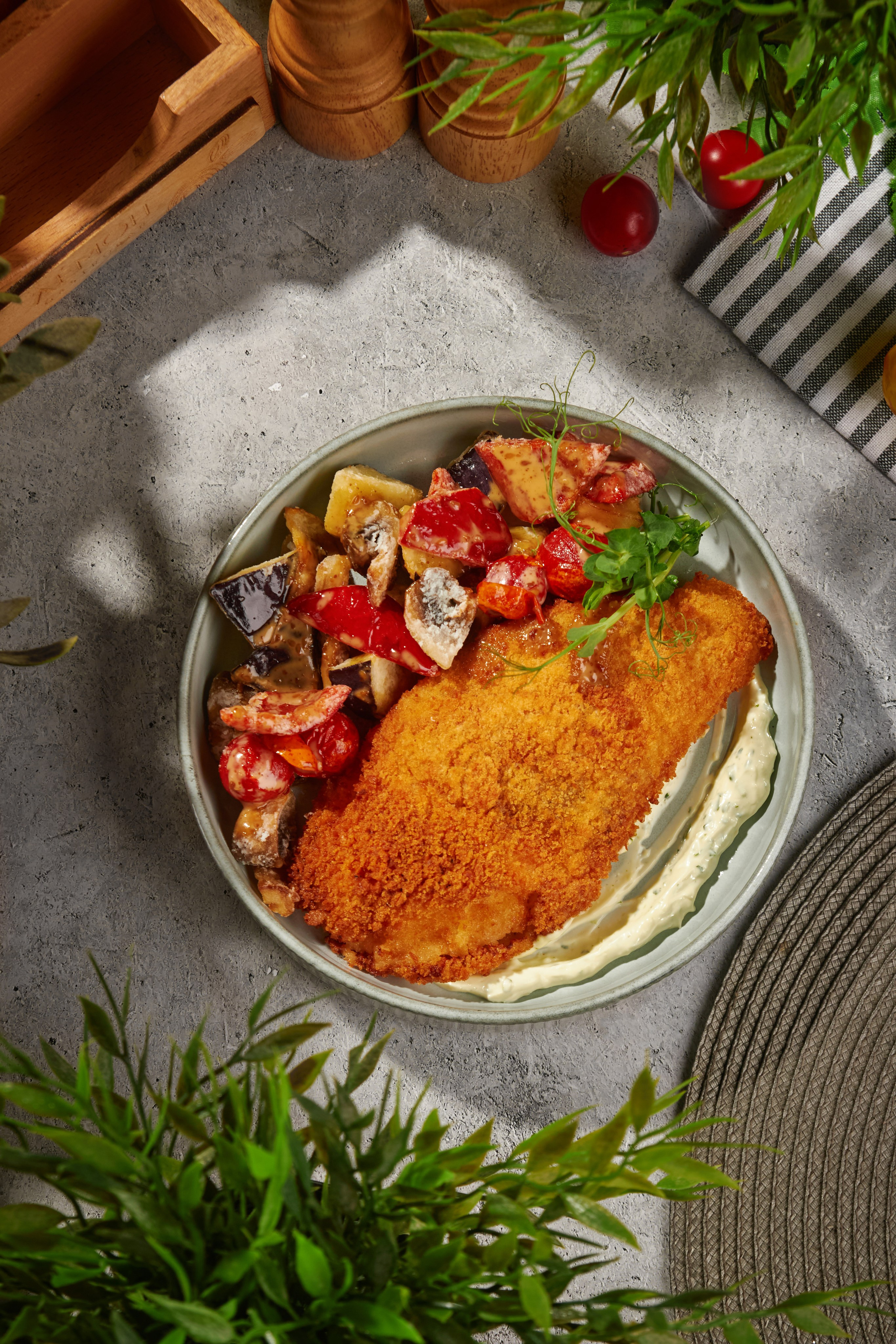 Куриный шницель с гарниром для меню гастробара Lemon, предметная фуд-съёмка, Саратов