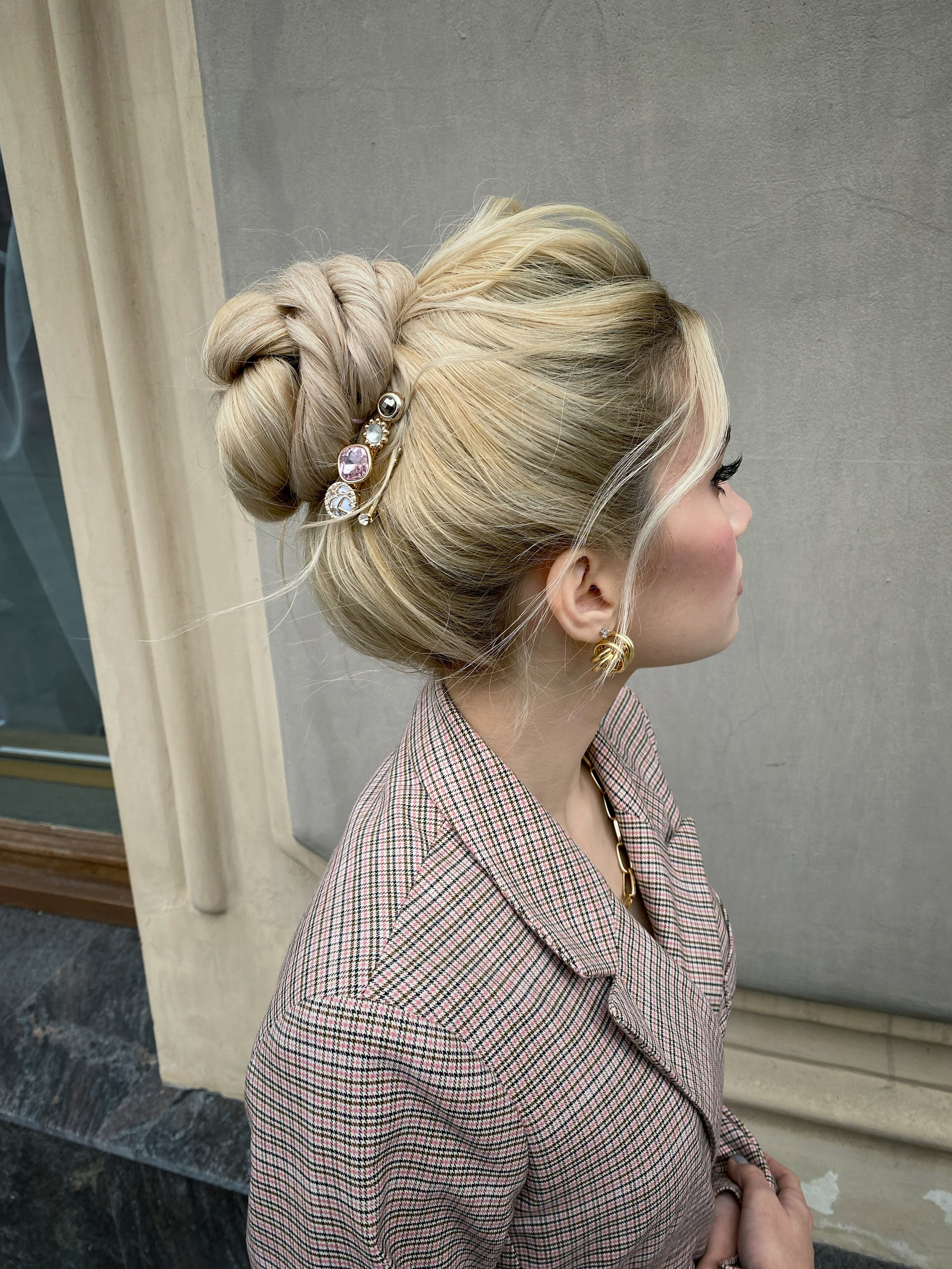 6 ДЕНЬ. Свадебный высокий пучок. Способы сборки и деления головы. Оформления лицевой части. Работа с валиком. Крепление фаты. Как найти невест. Свадебный договор. Репетиция образа. Показ: Свадебный высокий пучок. Практика: Свадебный высокий пучок.