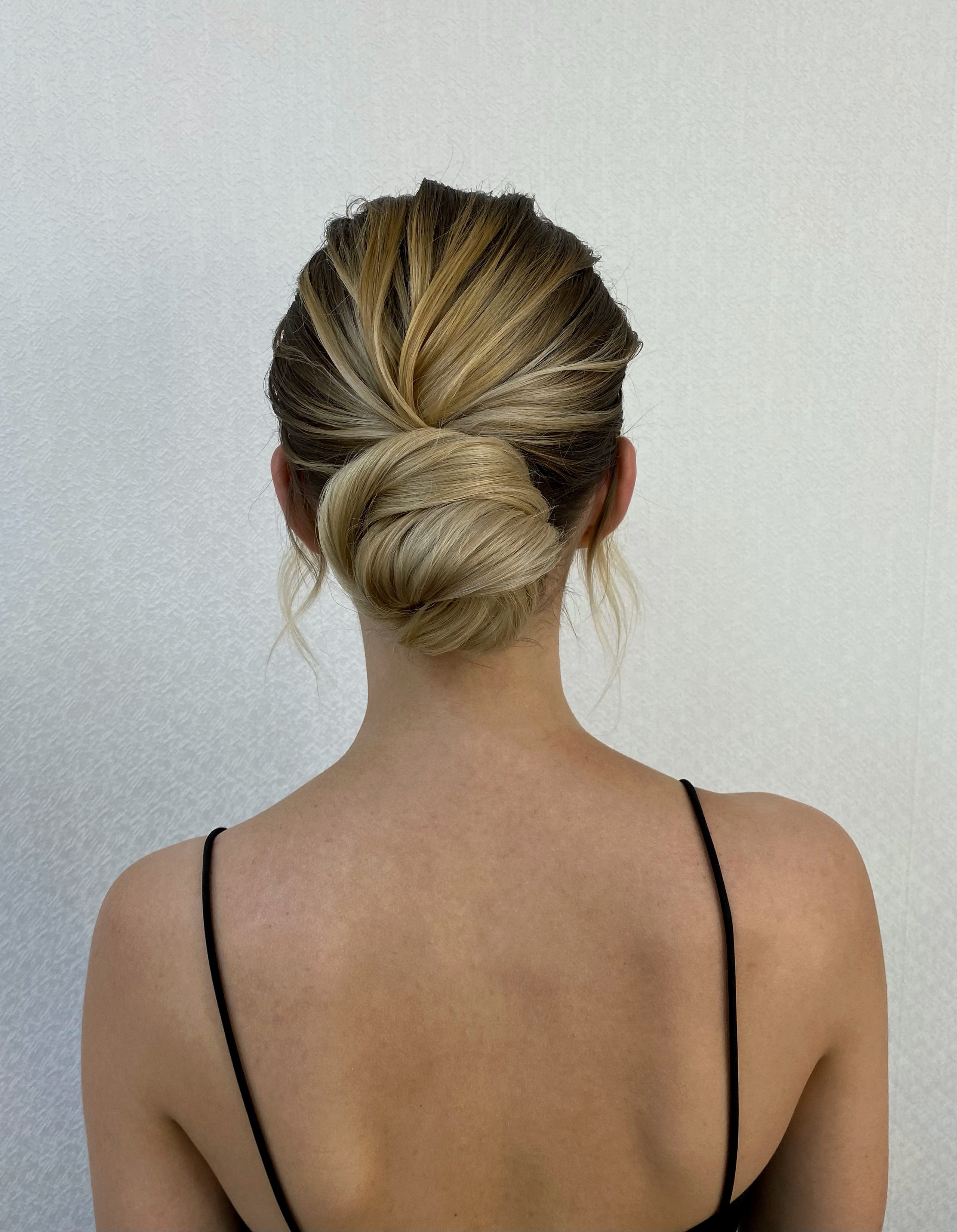 7 ДЕНЬ. Теоретическая часть . Показ текстурной макушки на основе гладких волос. Правильно подготовить волосы. Разбор стайлинга. Ценность мудборда. Внешний вид стилиста. Актуальные украшения. Показ: Текстурный пучок. Практика: Текстурный пучок.