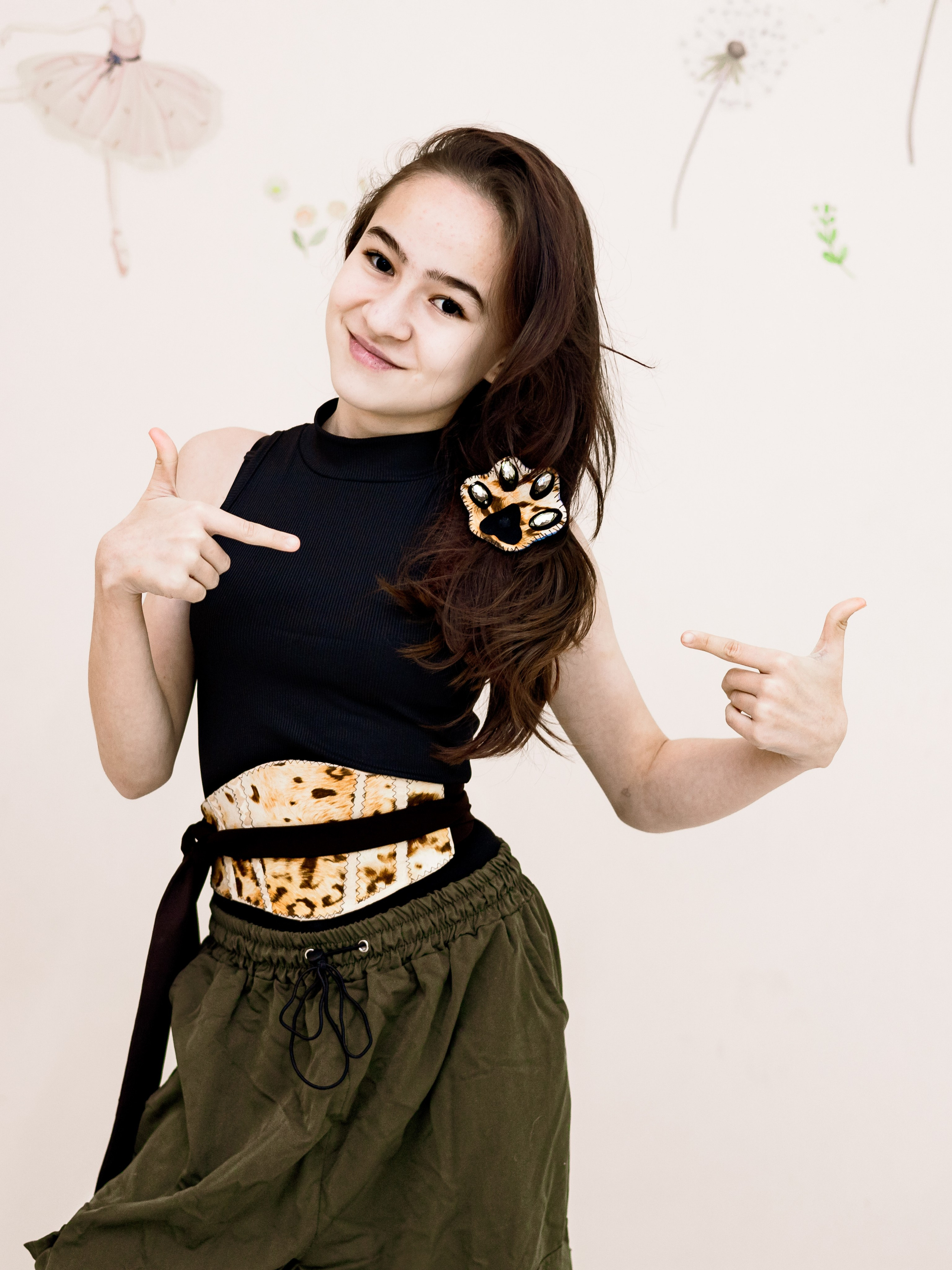 Девочки дополнили пояса Оби брошью в аналогичном в стиле сафари