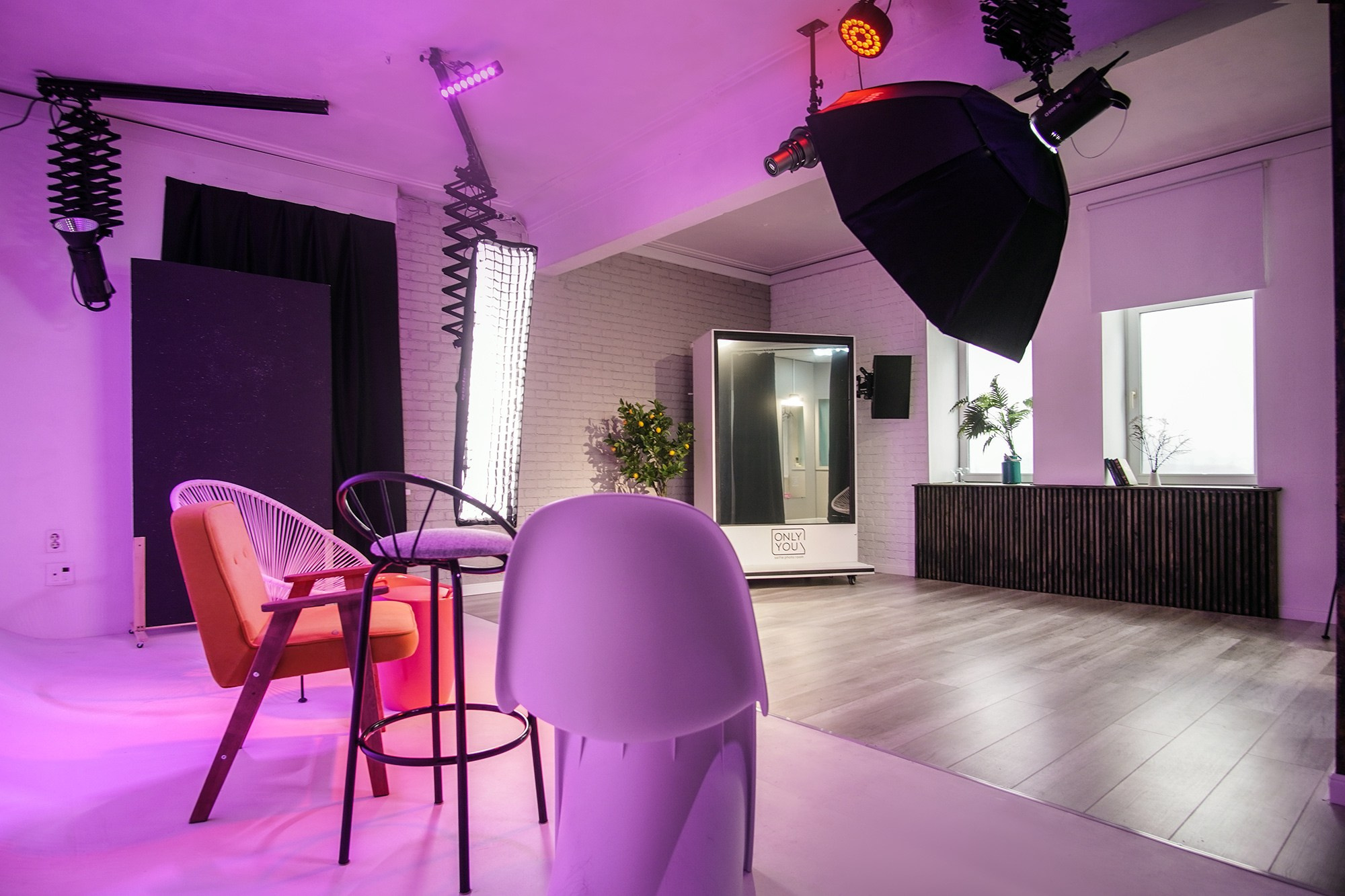 Селфи студия с разными локациями. Студия автопортрета в Кирове. Студия с зеркалом без фотографа