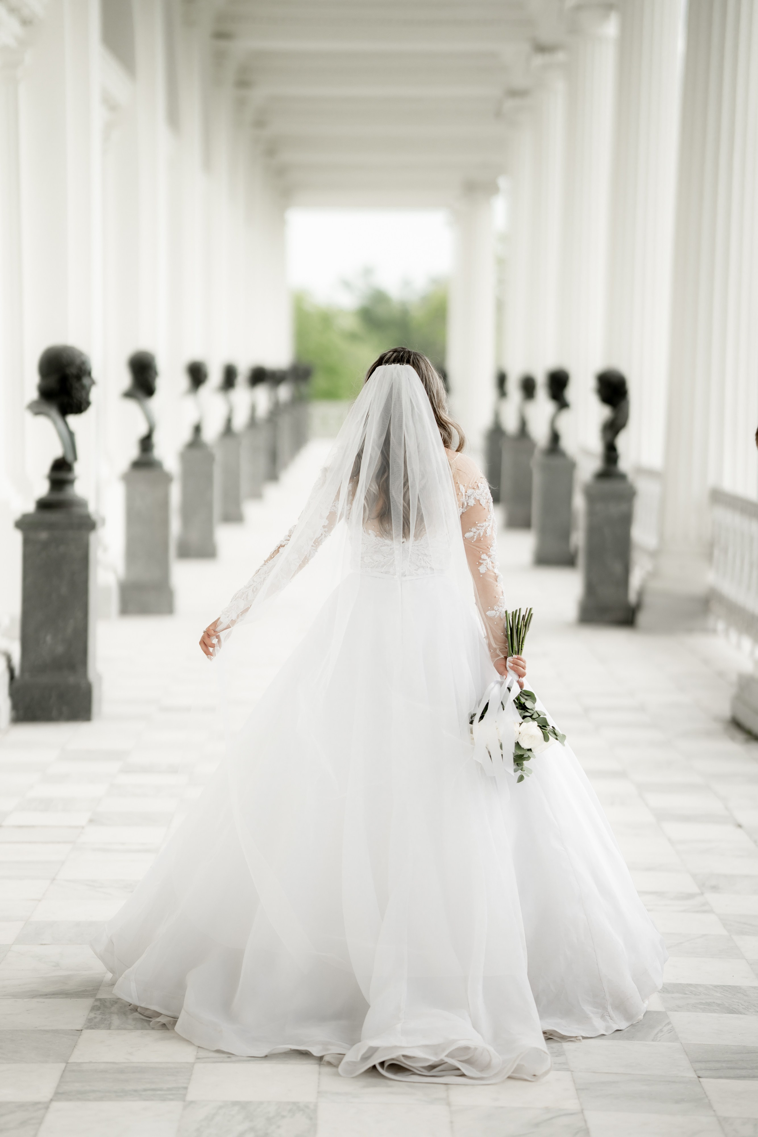 невеста идет между колонн в екатерининском парке в Пушкине