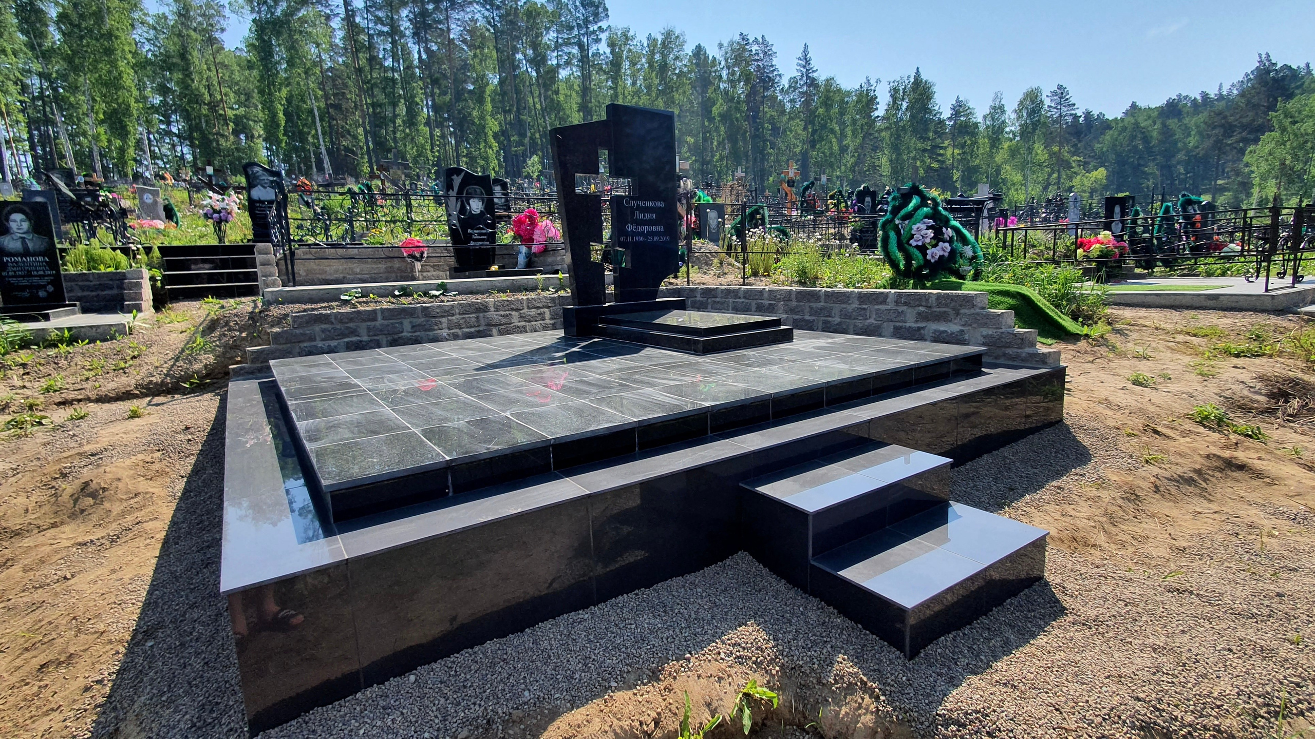ГРАНИТ26 Ритуальные услуги Железногорск. Благоустройство могил, продажа памятников
