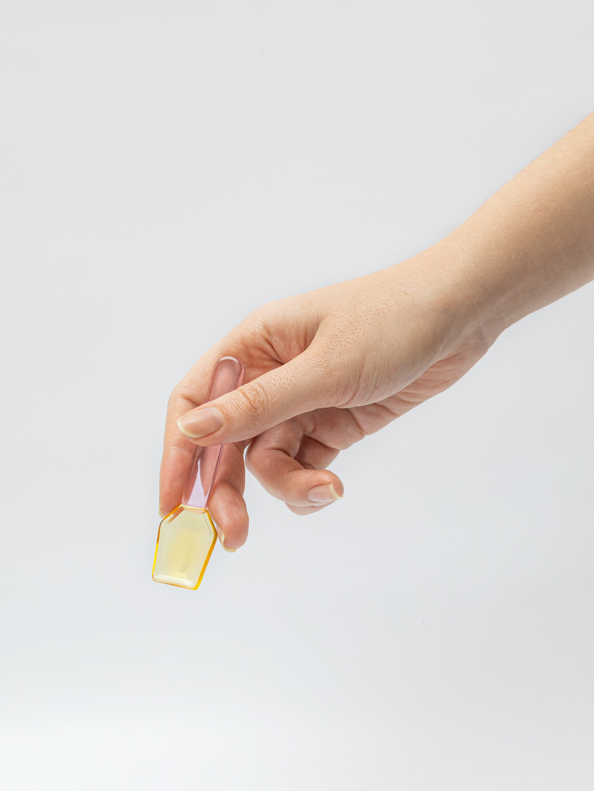 Стеклянные десертные ложечки, выставленные на белом фоне, подчеркивающие их прозрачность и стиль. Фотография сделана в Санкт-Петербурге для использования на маркетплейсе.