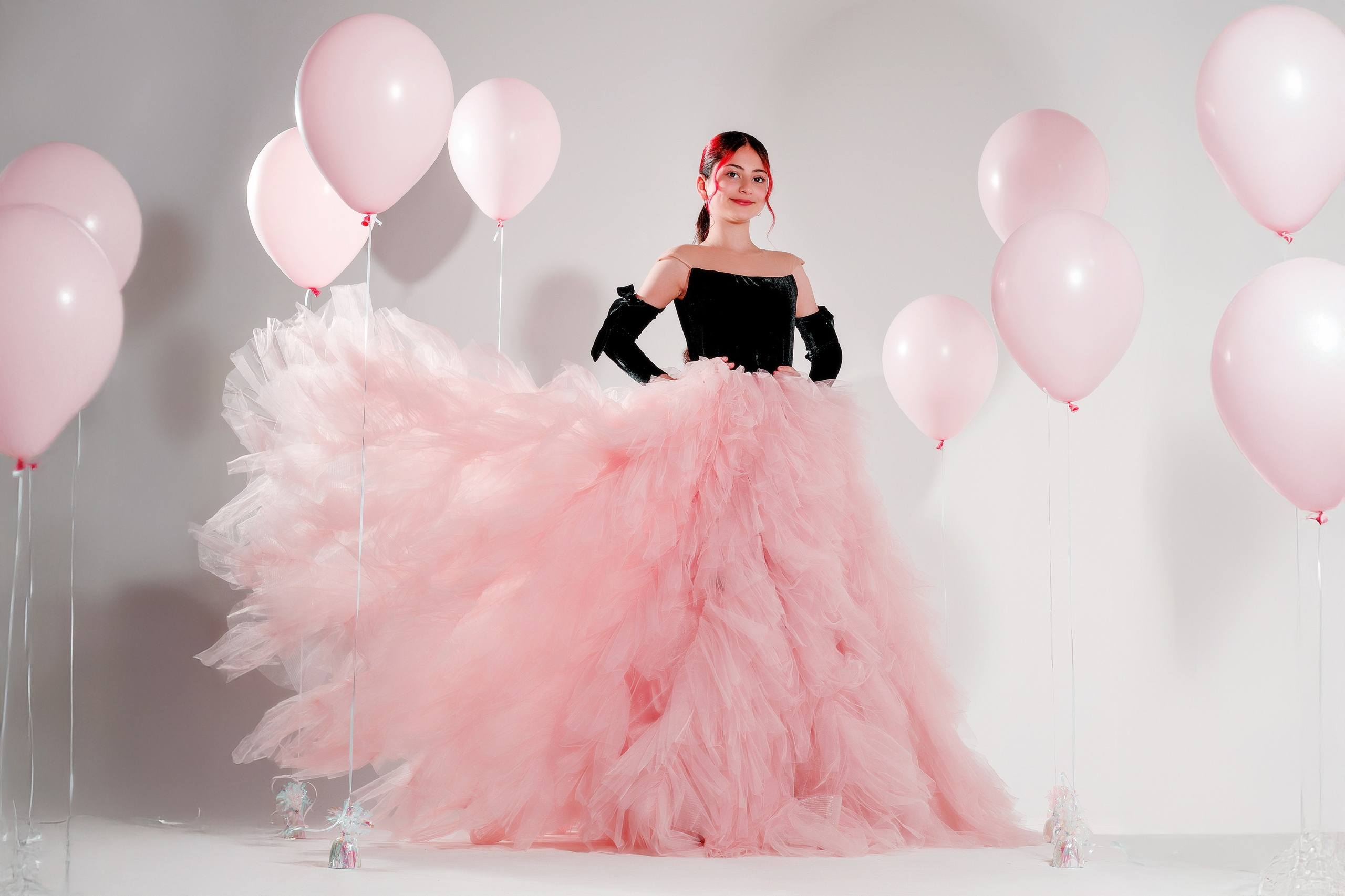 Фотосессия на 11 лет с воздушными шарами | Каролина в нежно-розовом образе. Детский студийный фотограф Сочи