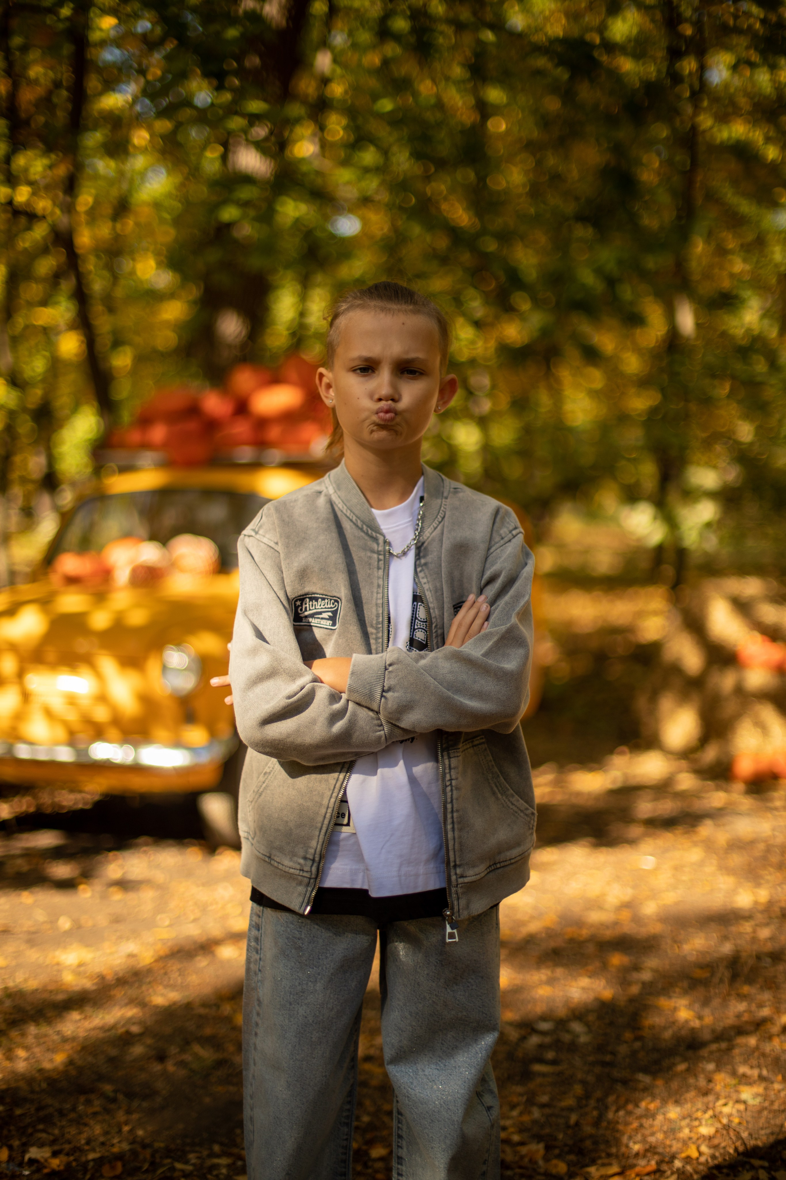 Девочка в спортивном костюме на фоне желтой ретро-машины