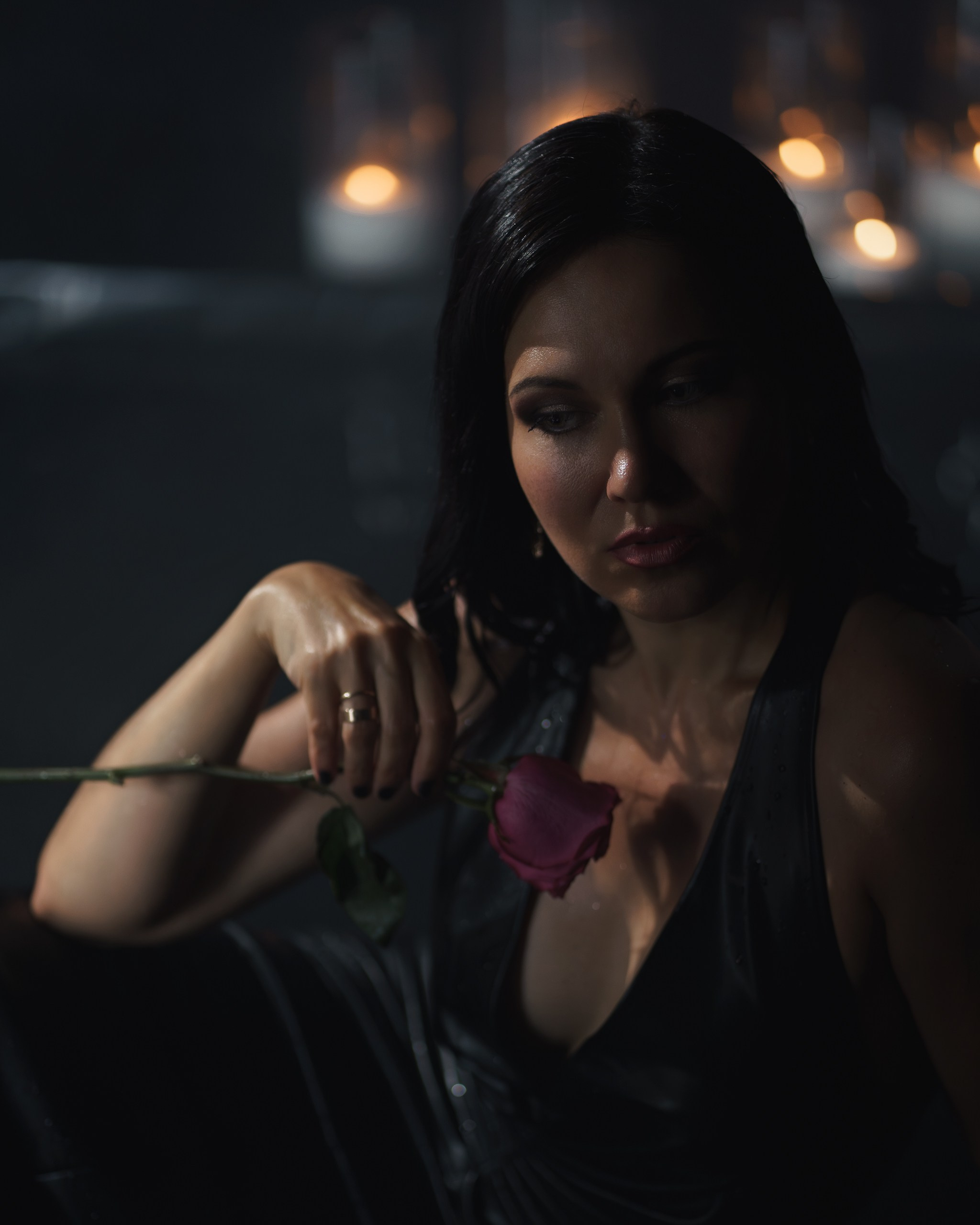 Фотопортрет девушки с розой | профессиональная портретная съемка в студии Екатеринбург