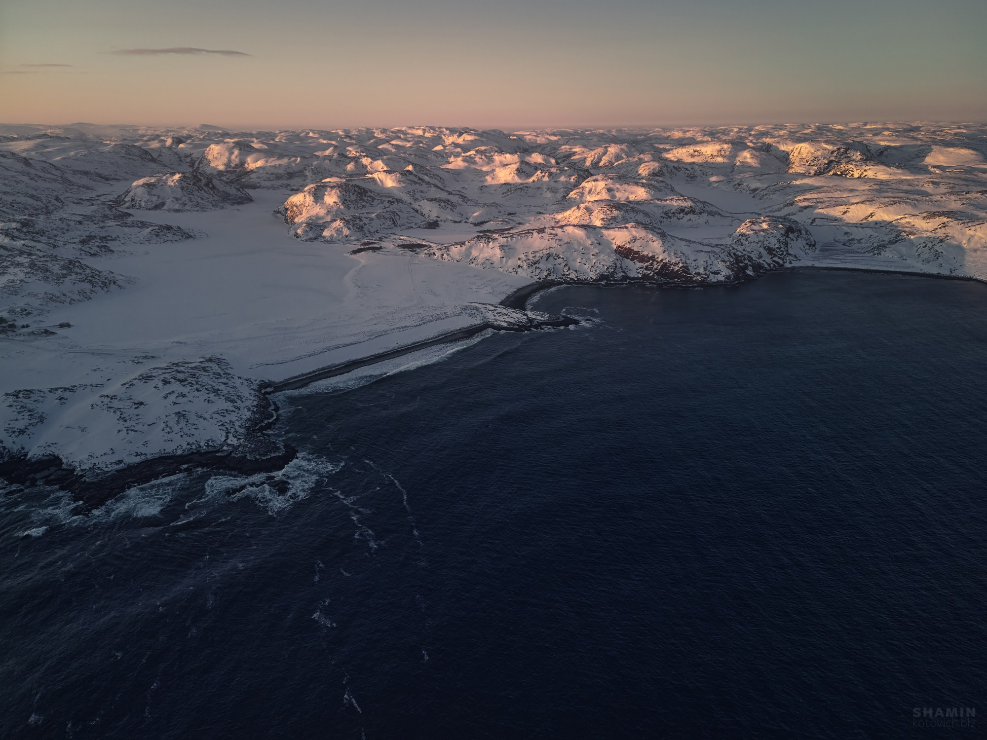 Пейзажи Кольского полуострова — северное сияние, тундра, Баренцево море и горы Хибины. Фотографии дикой природы и северного света на Кольском полуострове. Фотограф Константин Шамин