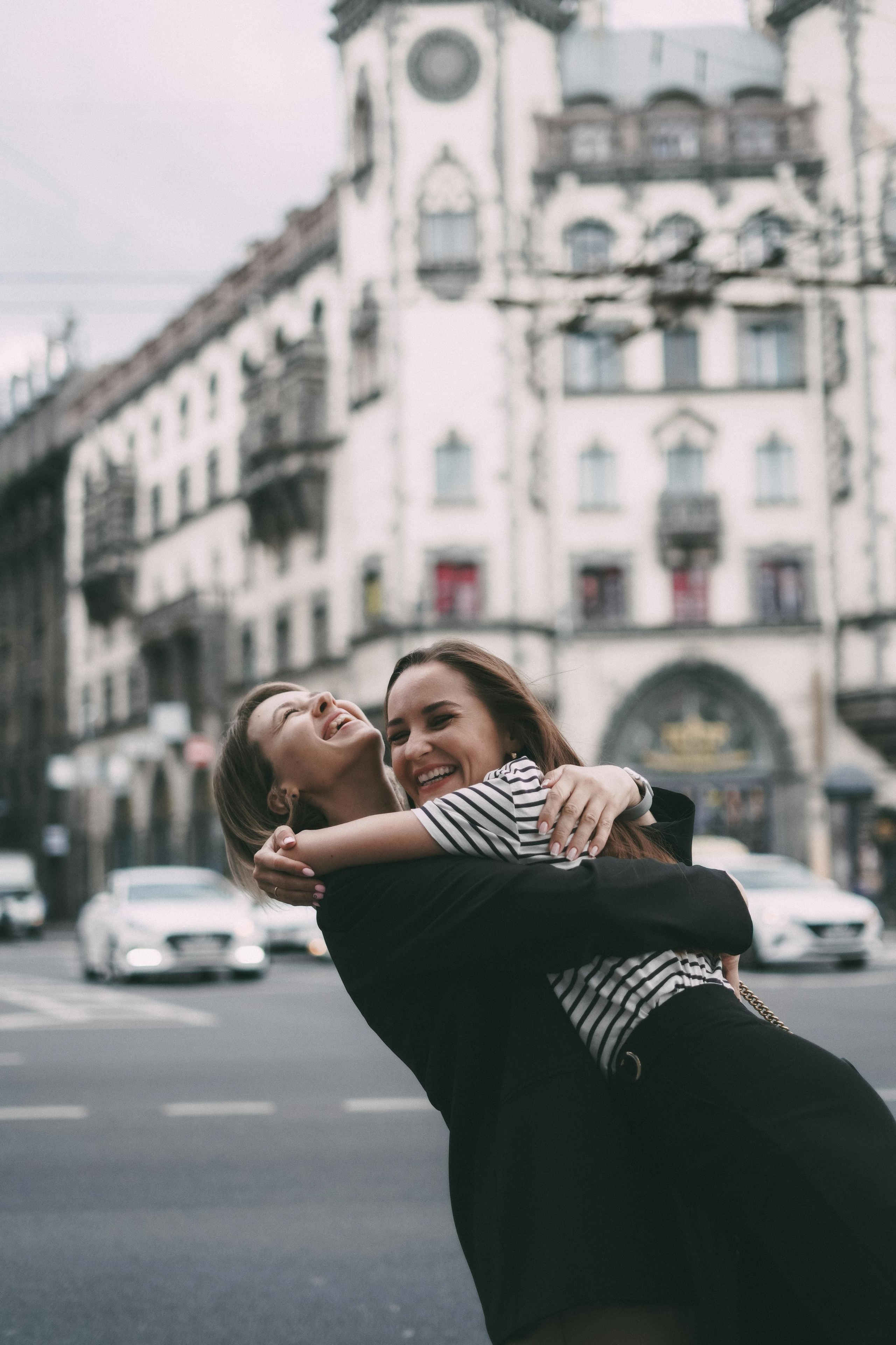 Портрет двух подруг которые встретились в городе и не виделись долгое время.
