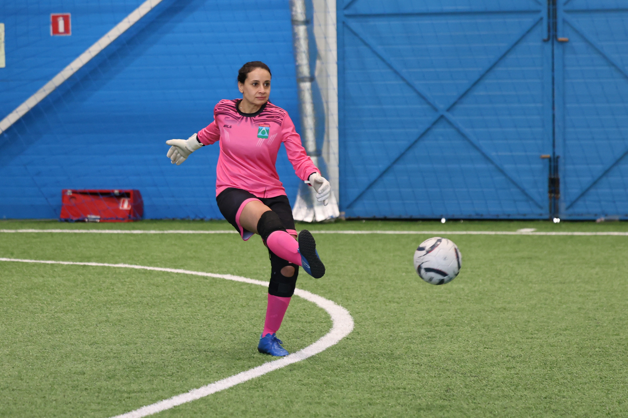 Женский футбол удар от ворот