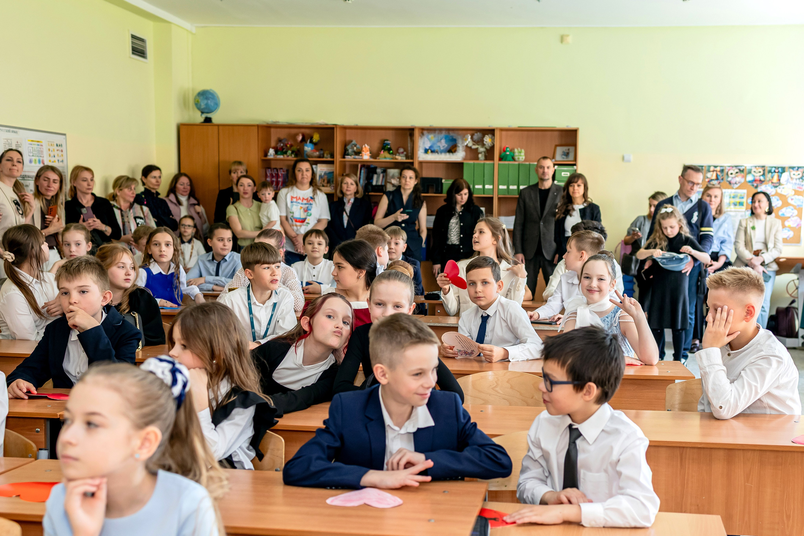 Выпускной в начальной школе в классе. Фотограф и видеограф Москва. Свадебный фотограф, видеограф. Выпускные альбомы. Оживающие альбомы