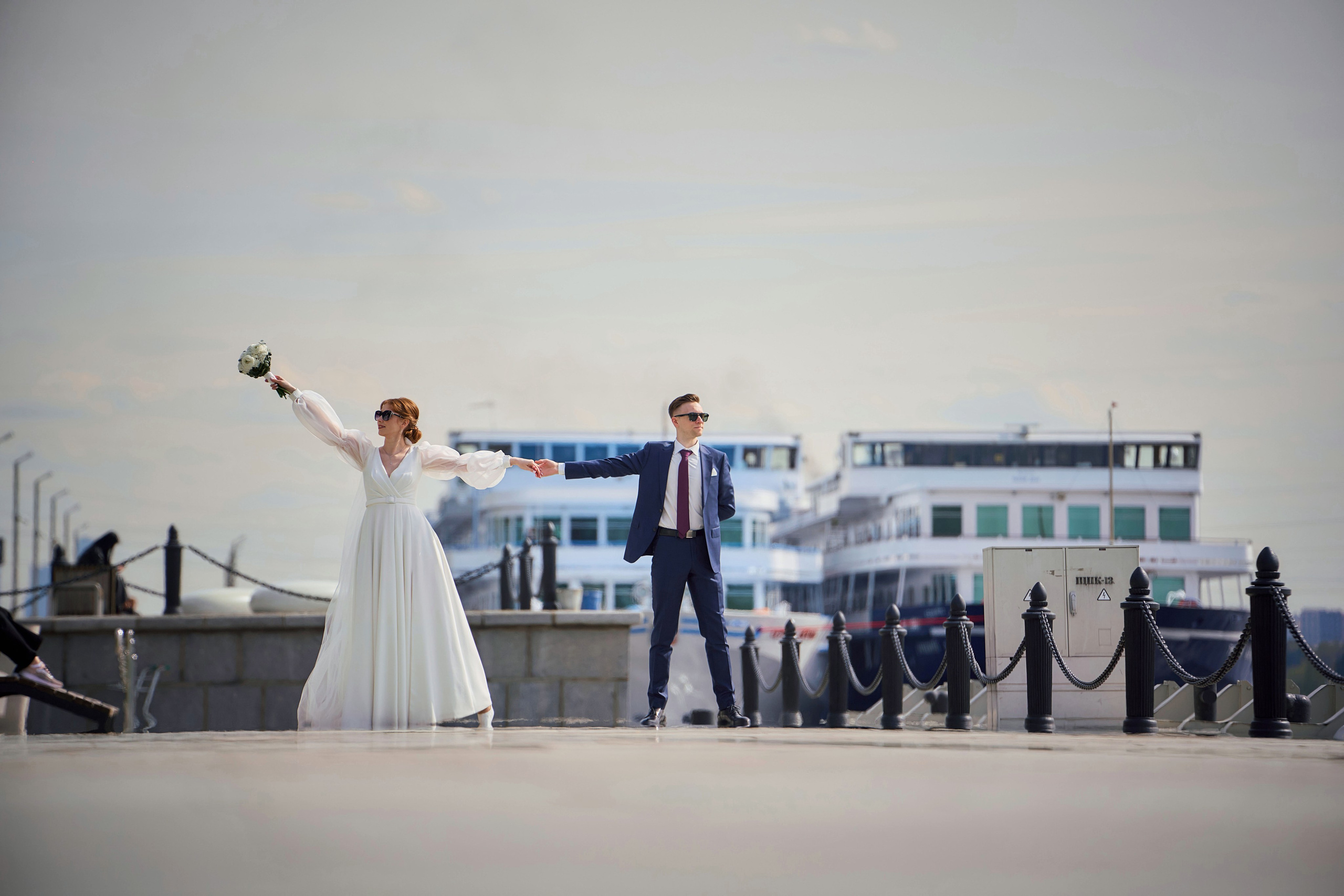 жених и невеста на фоне теплохода на речном вокзале
