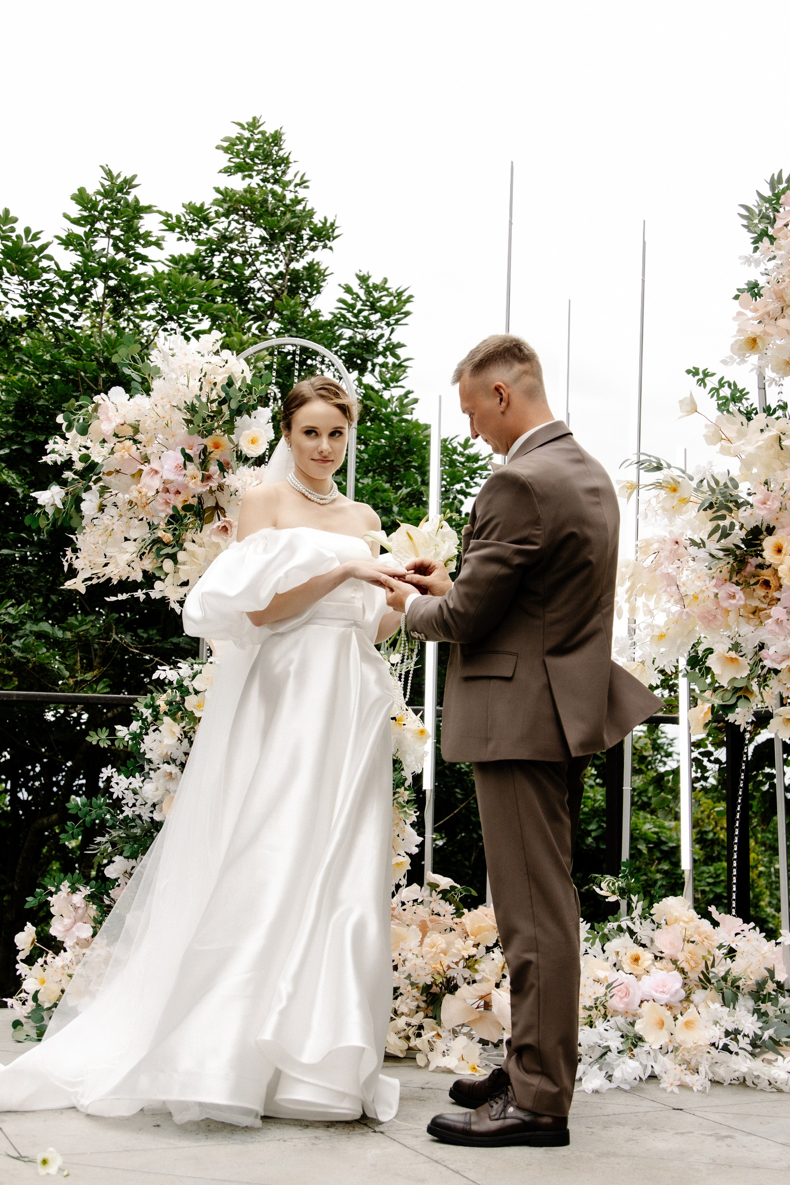 Я создаю профессиональные фотографии, которые сохраняют эмоции, детали и атмосферу вашего праздника. Свадебный фотограф во Владивостоке