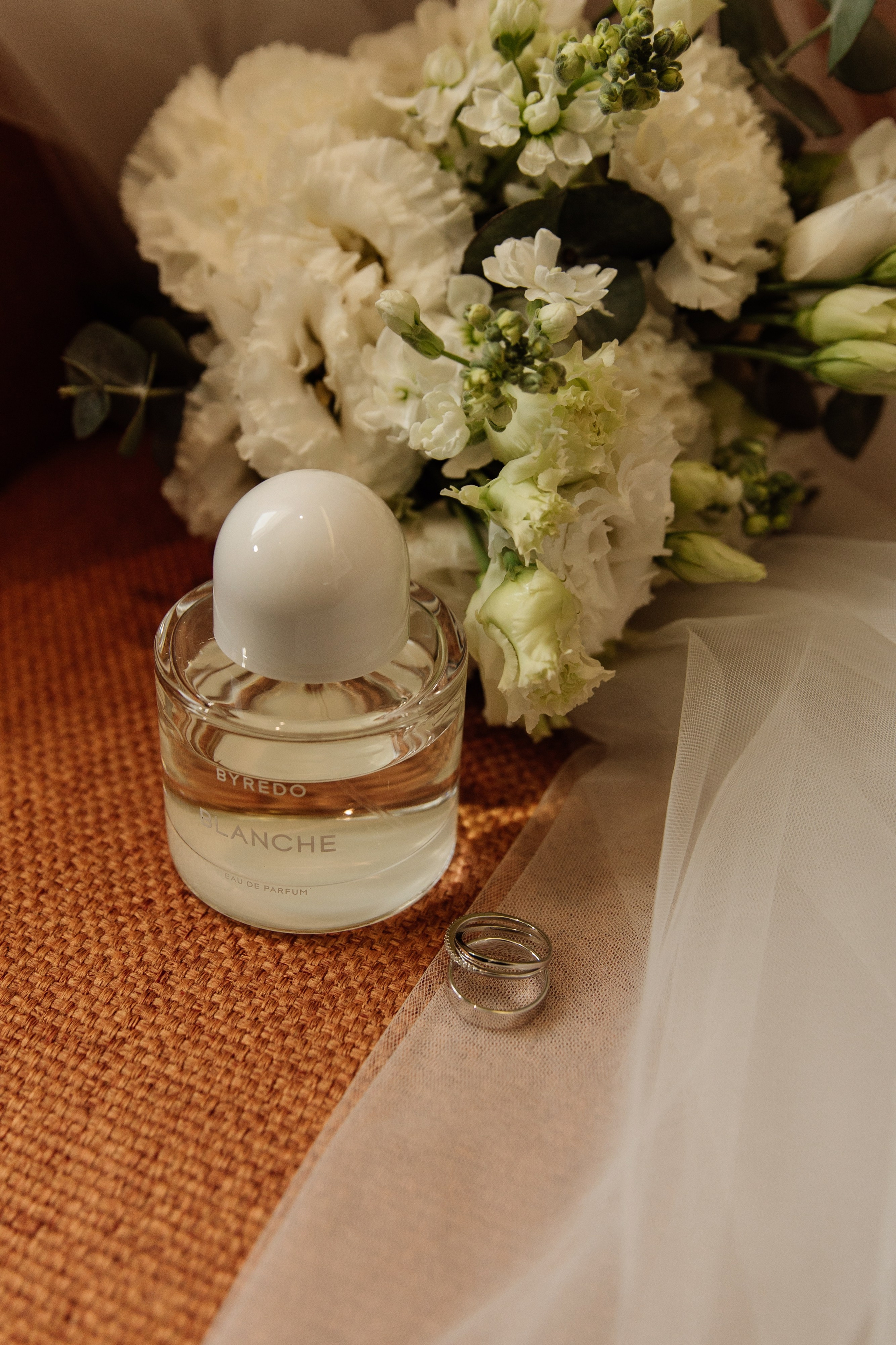 Жених дарит цветы невесте утром свадьбы