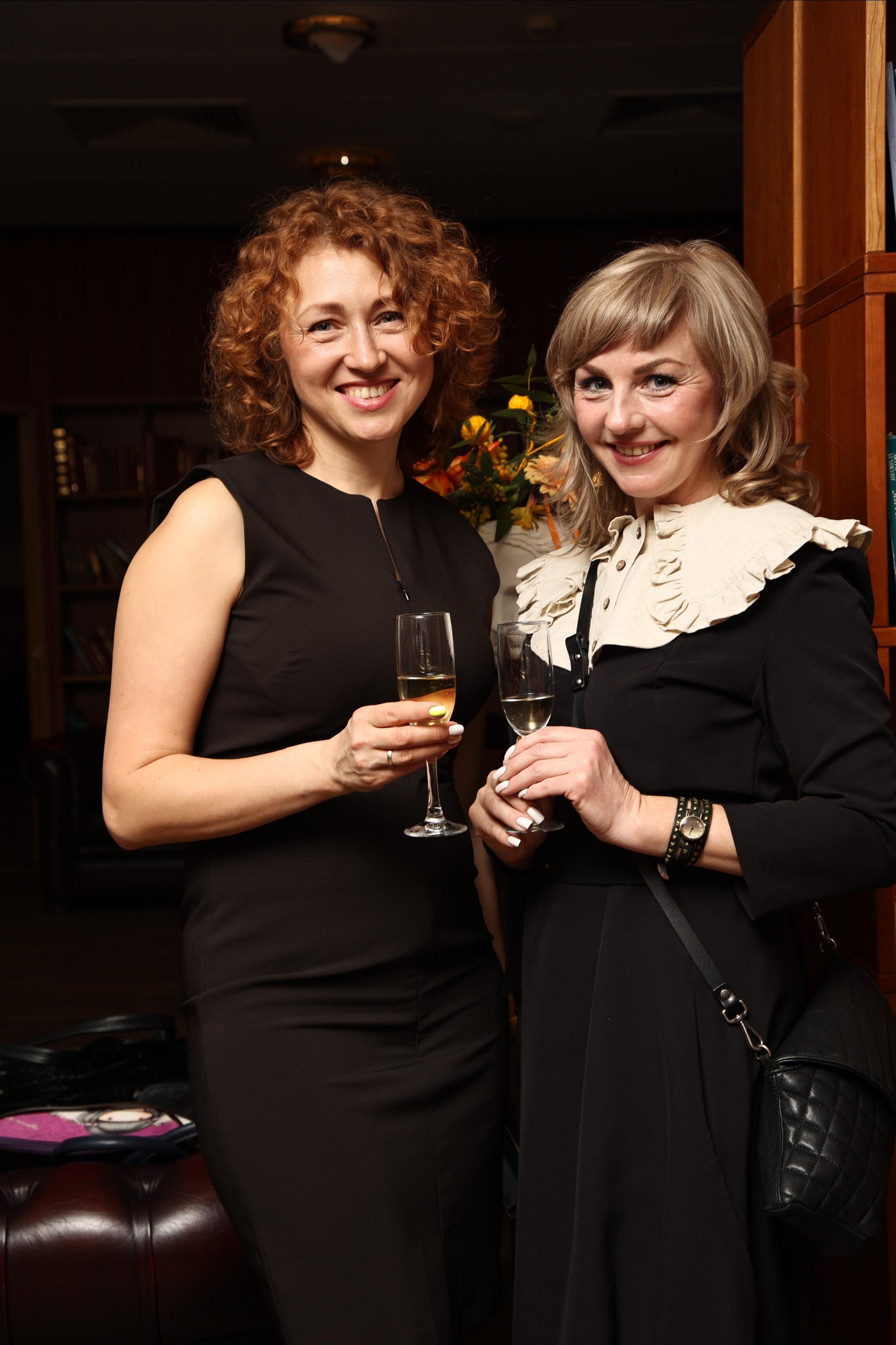 Анна Питч и Елена Загоскина на выпускном флористического факультета