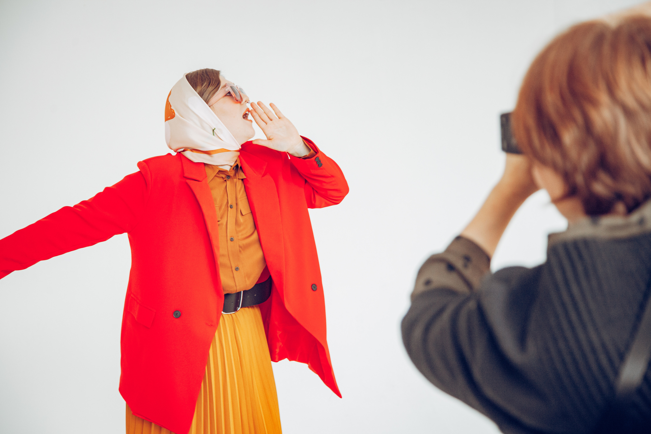 девушка, похожая на известную фотографии Родченко