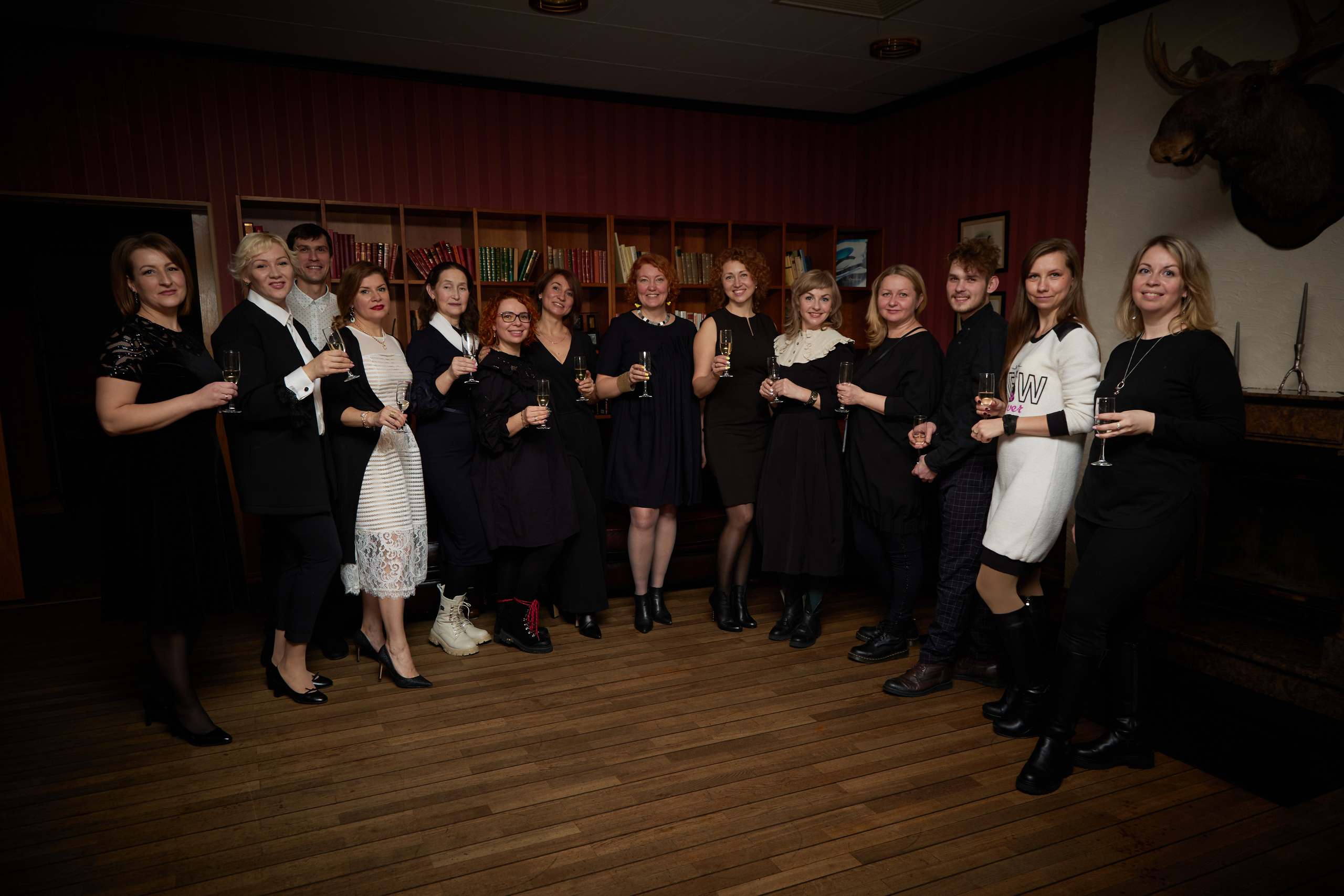 Выпускной FloFaq в черных и белых нарядах