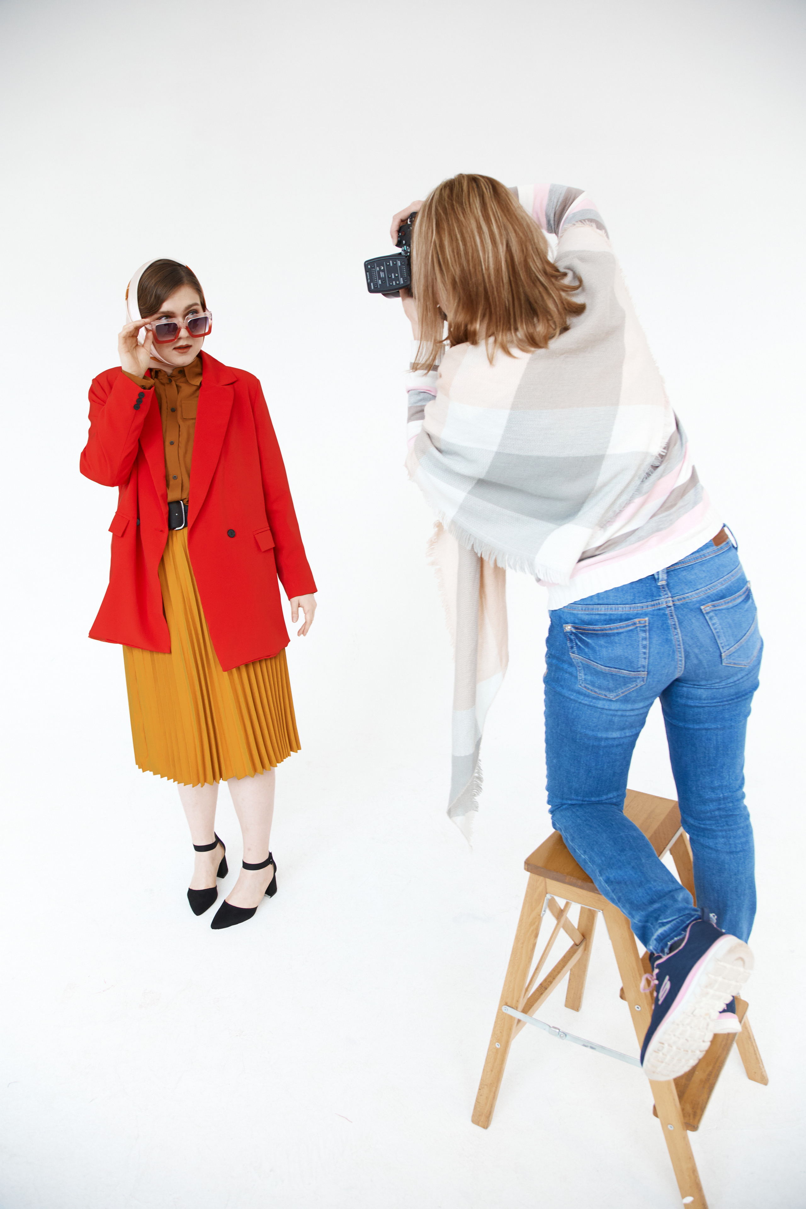 Фотограф использует специальную табуретку для лучшего ракурса