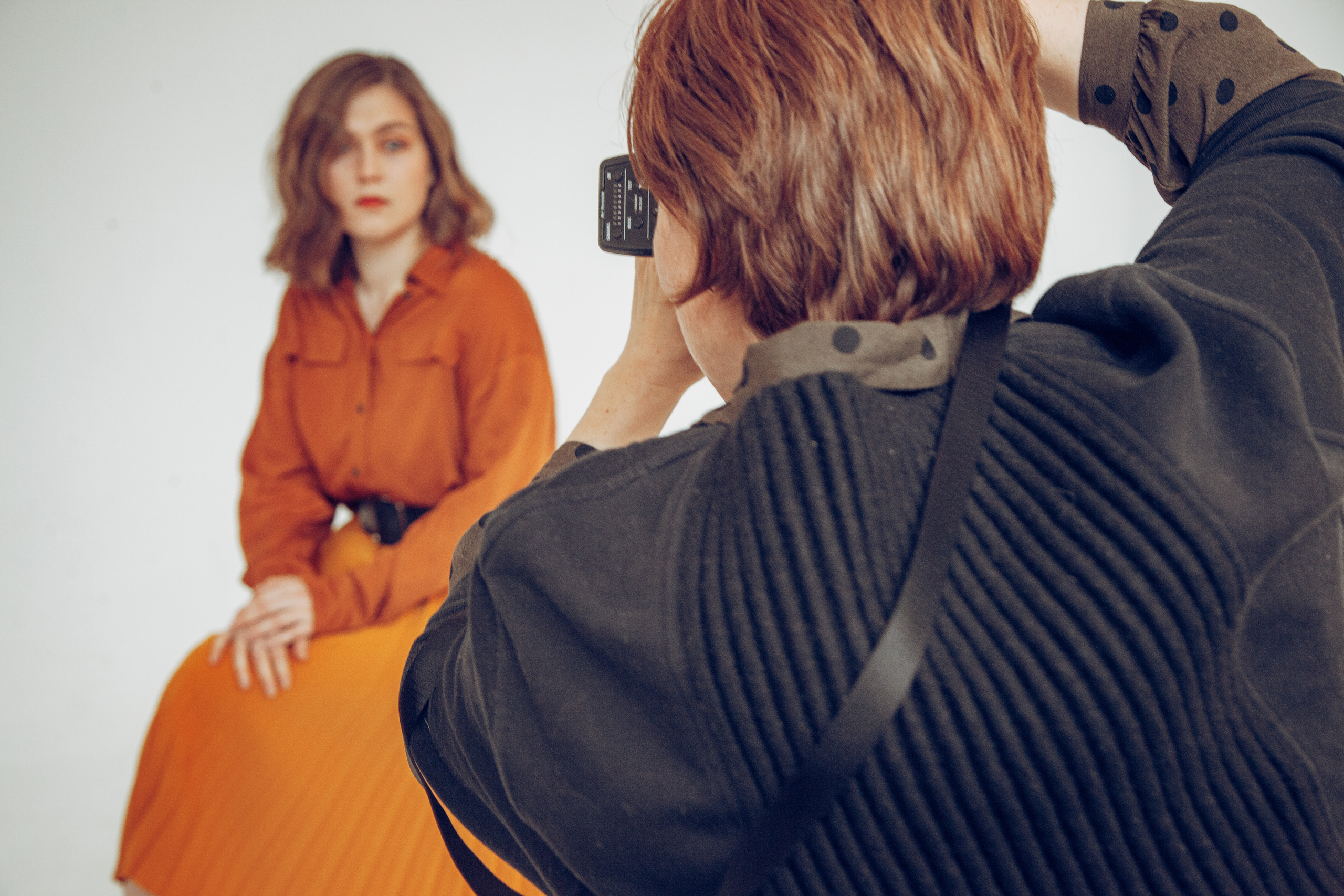 Фотограф со спины и его модель в кадре