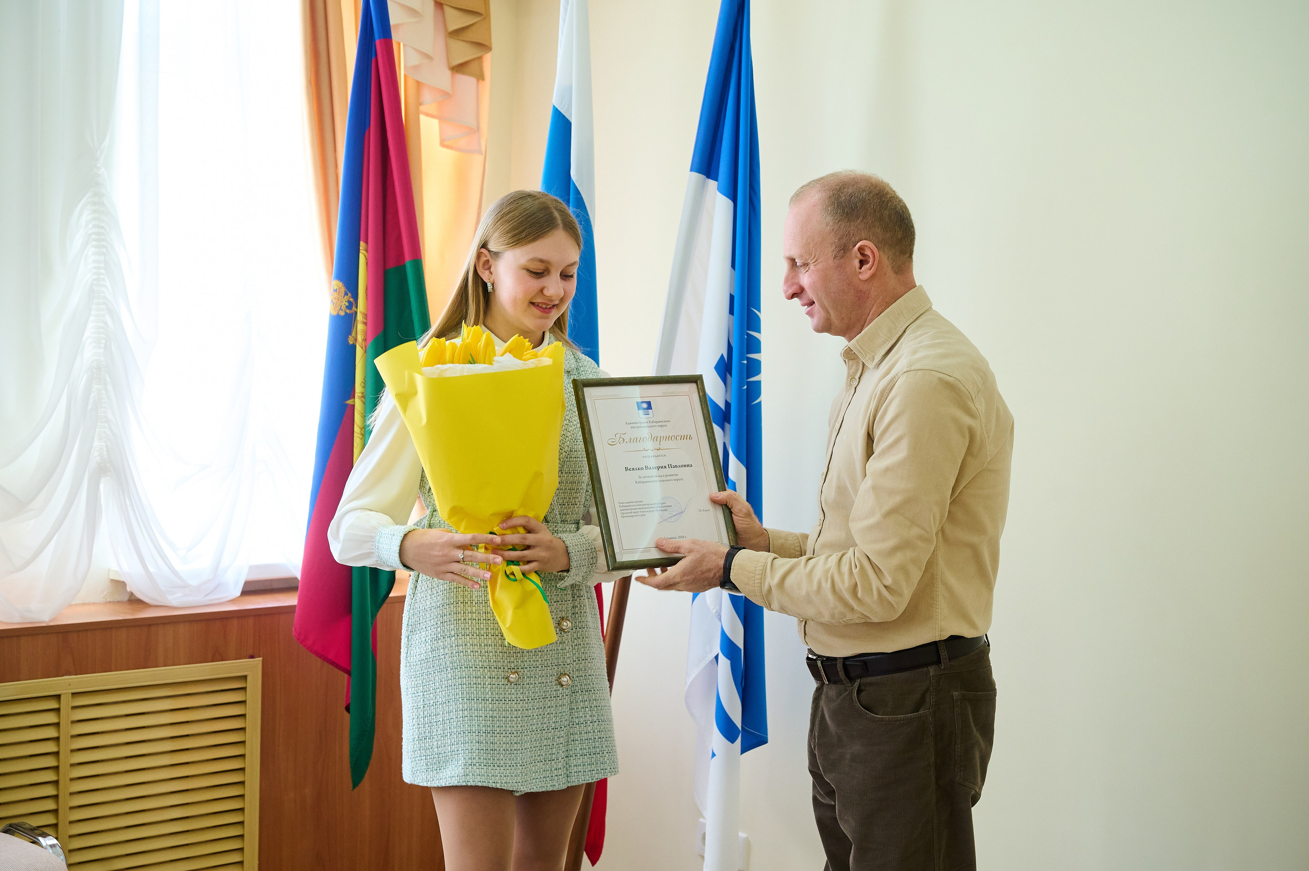 Поздравления девочкам Кабардинки от Главы округа Кялова Г.Е. Жизнь курорта Кабардинка в фотографиях