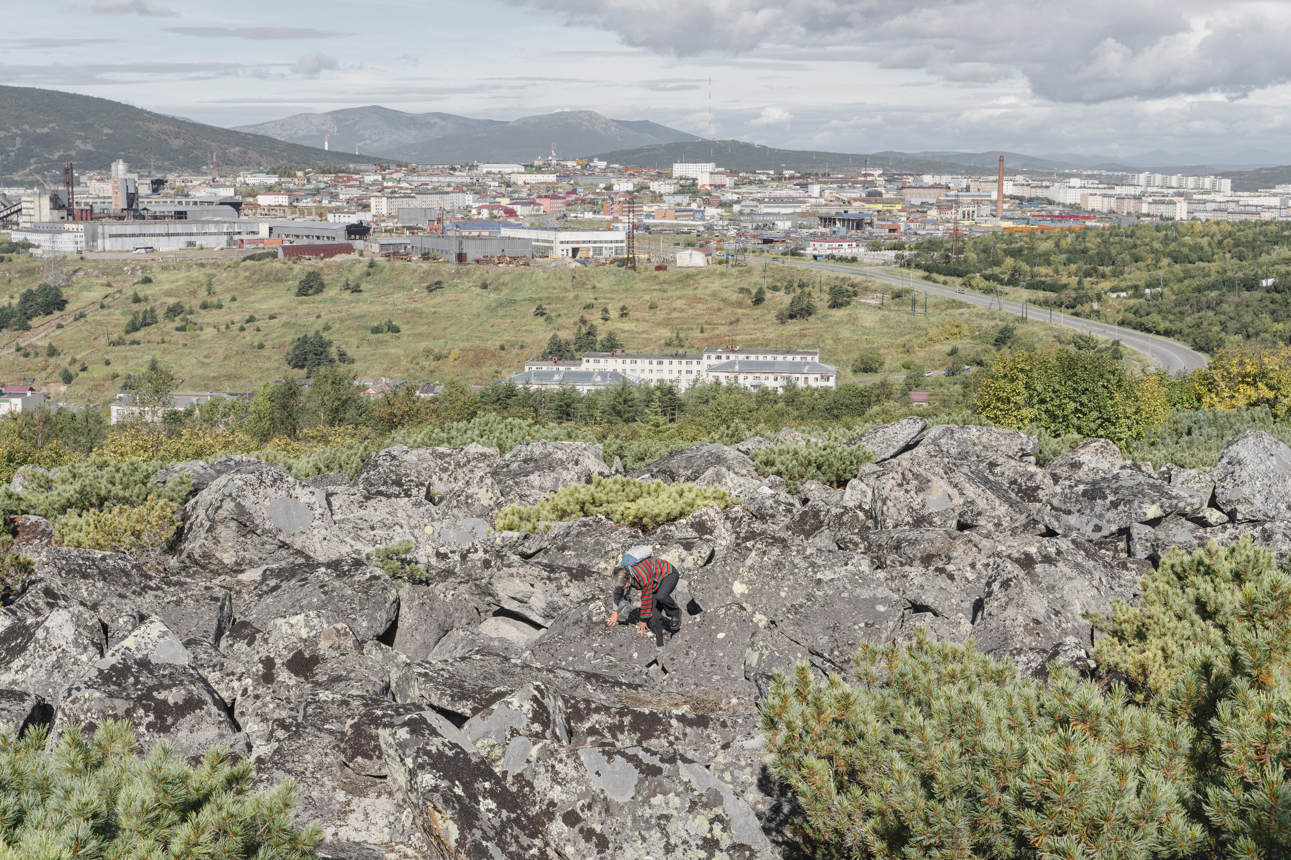 Марчеканская сопка – важное место воспоминаний для моей мамы, где она проводила много времени с семьёй и друзьями в юности. Мама выросла на Марчекане, работала в торговом порту и в ателье.